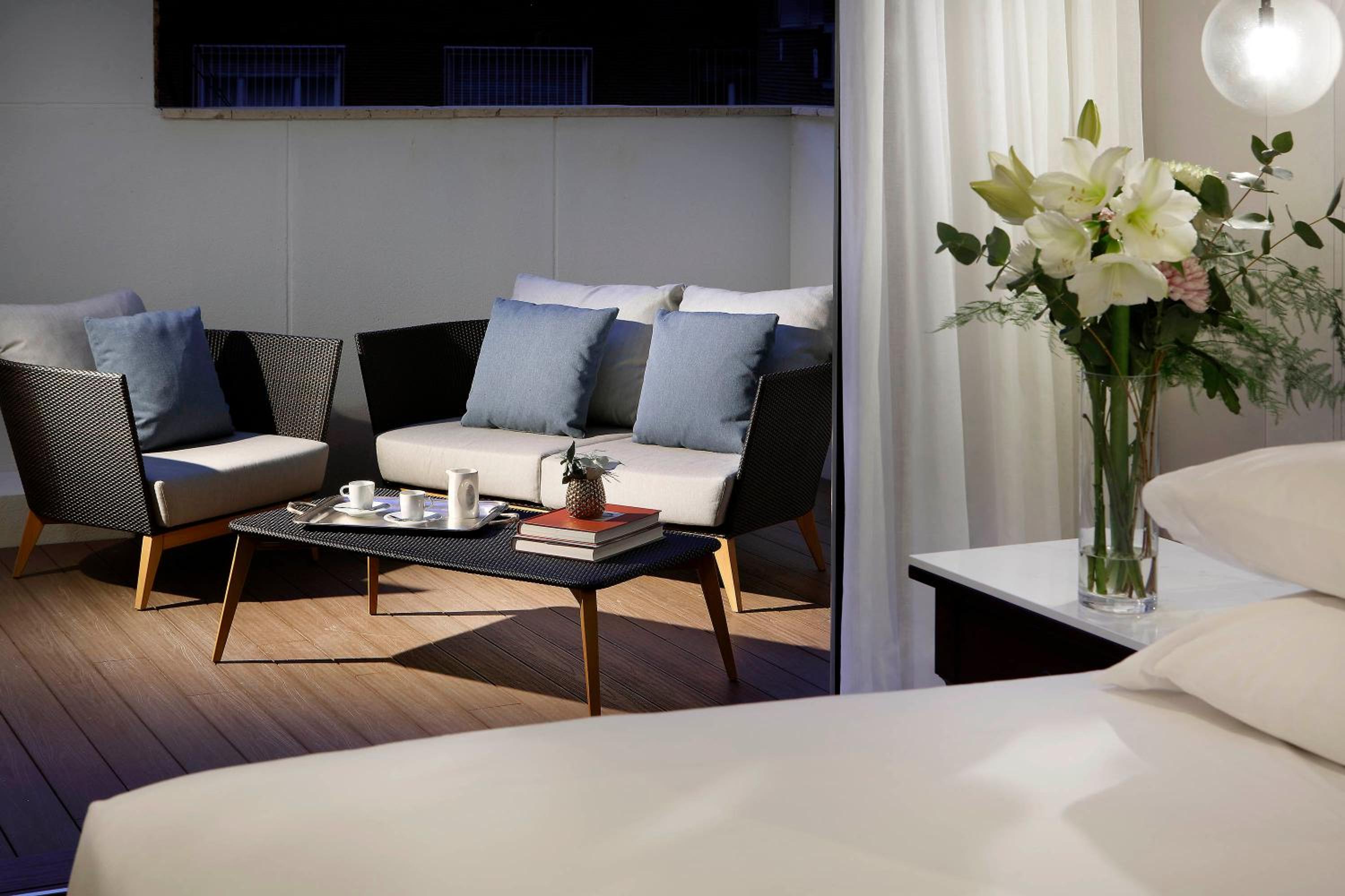 Deluxe King Room with Terrace - Photo 4