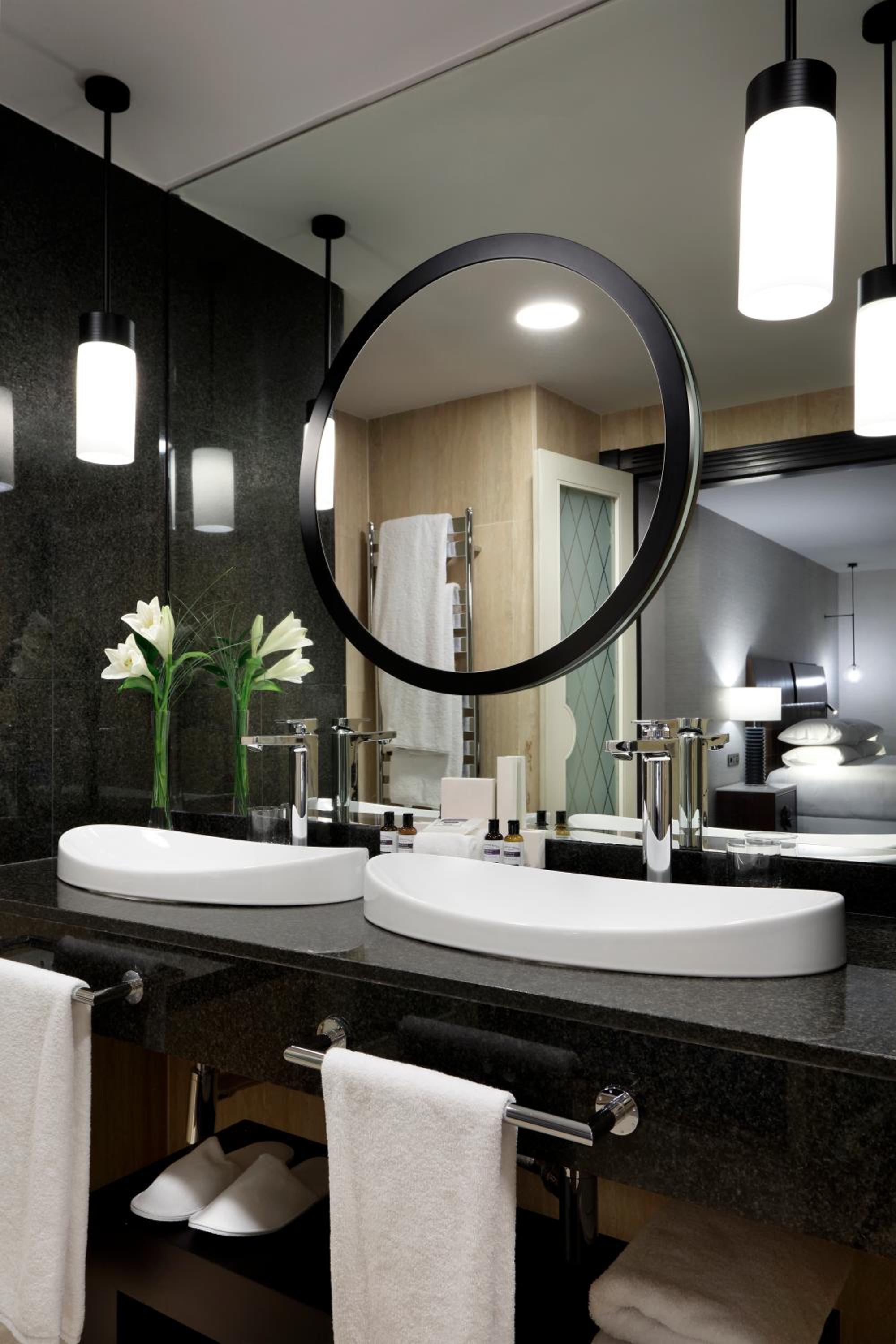 Regency Exclusive Suite with Club Access - Photo 6