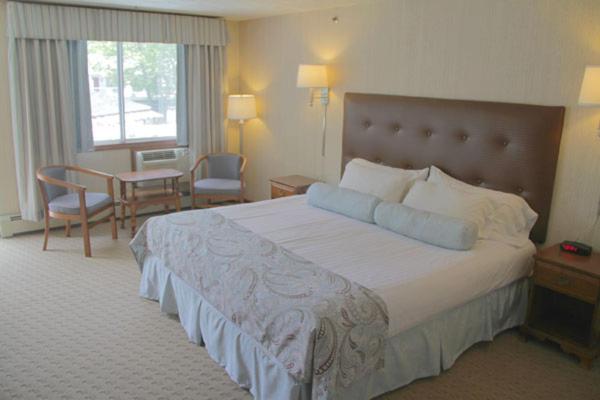 Queen Room with Two Queen Beds photo 1