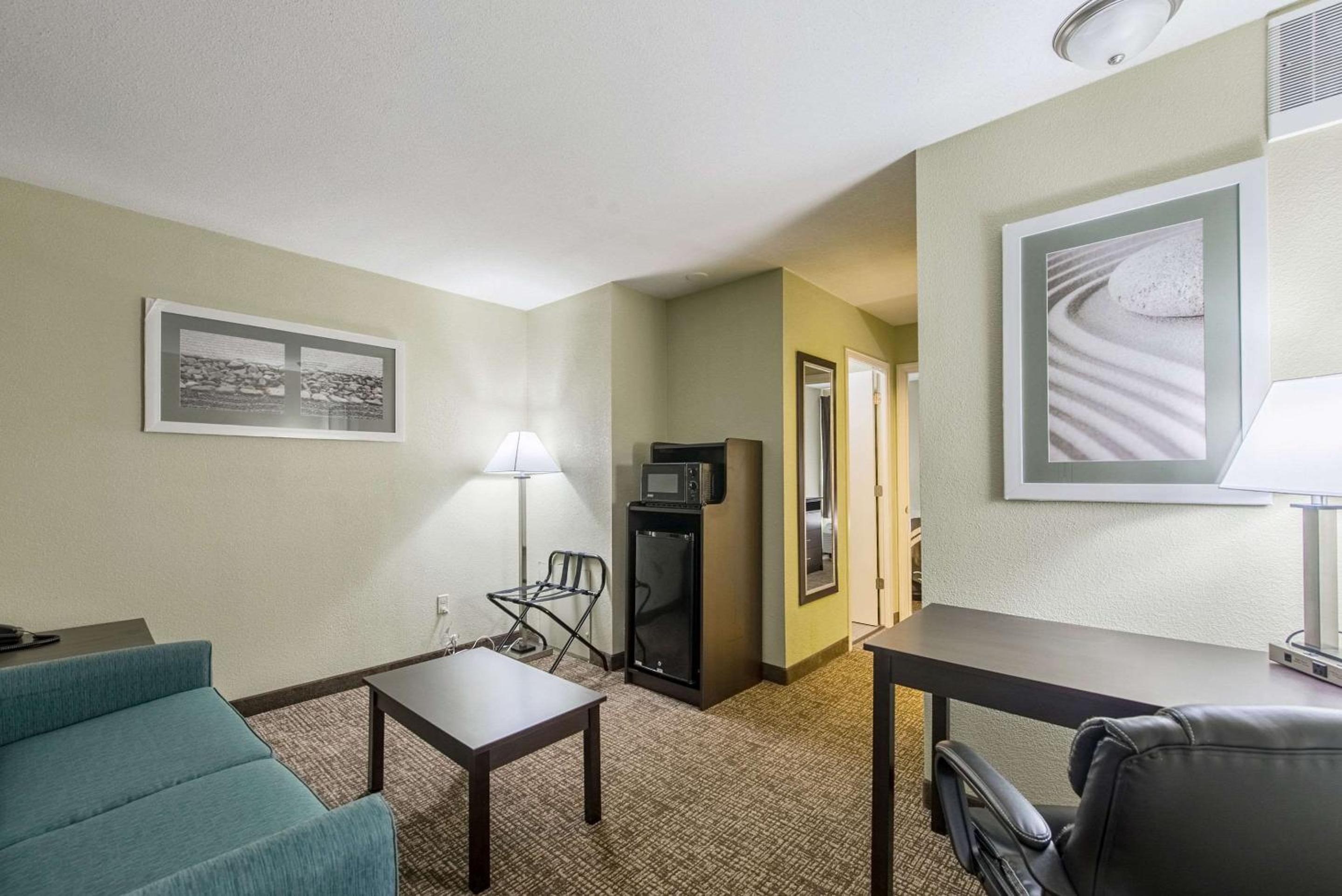 Queen Suite With Sofa Bed - Non-Smoking photo 1