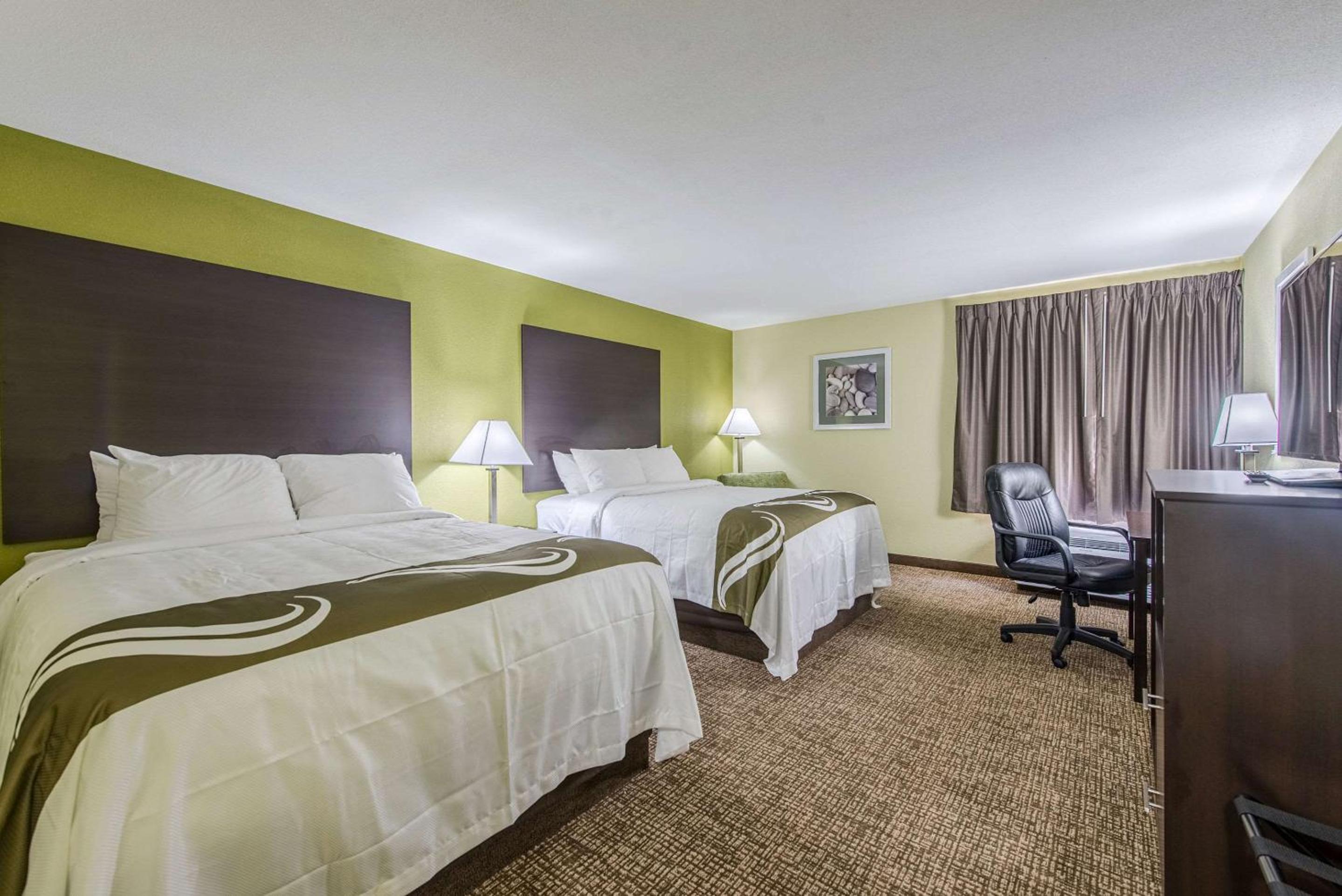 Queen Room With Two Queen Beds - Non-Smoking photo 3