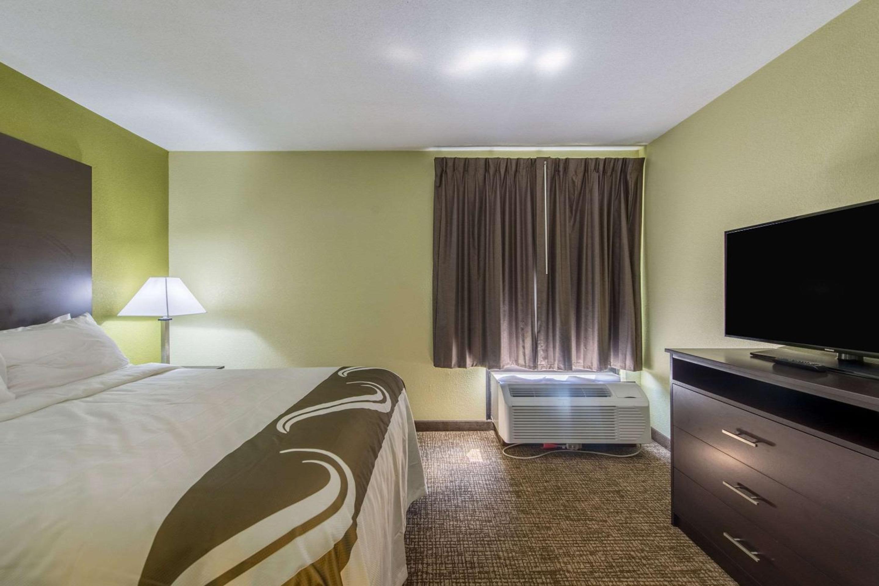 Queen Room With Two Queen Beds - Non-Smoking photo 1