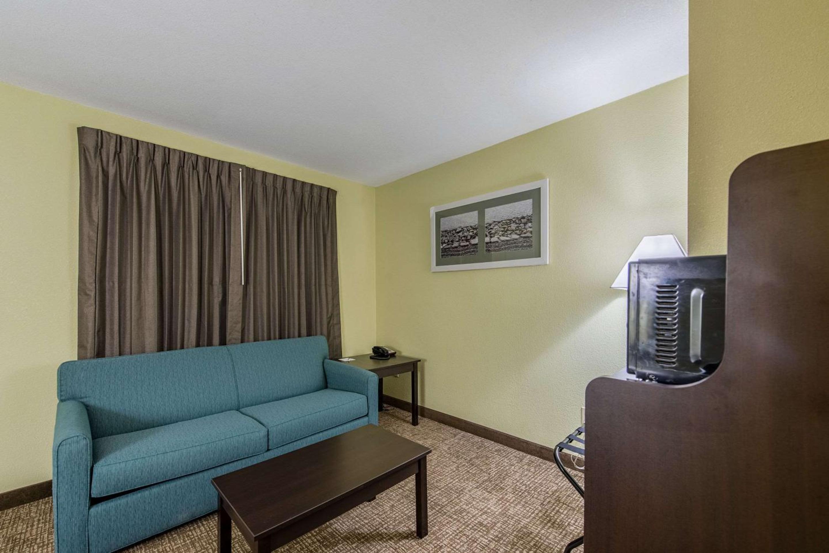 Queen Suite With Sofa Bed - Non-Smoking photo 3