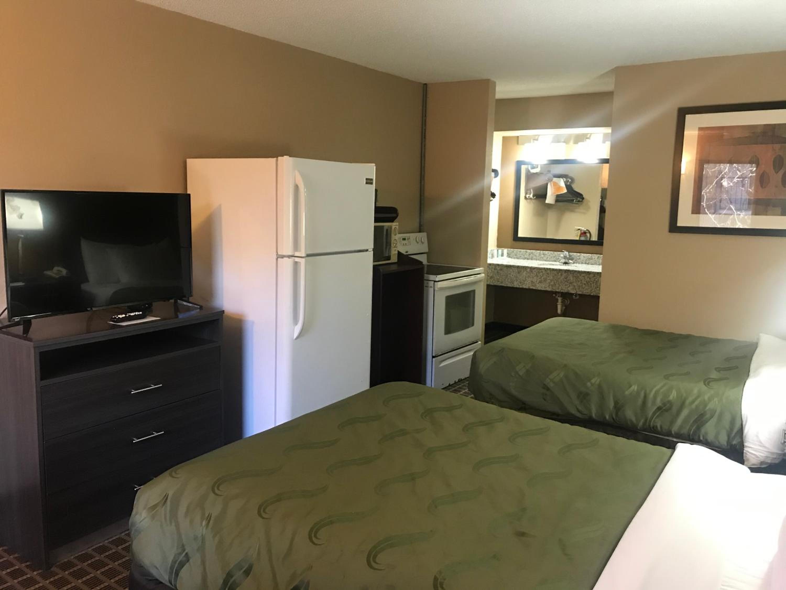 Queen Room with two Queen Beds -Non Smoking - Photo 5
