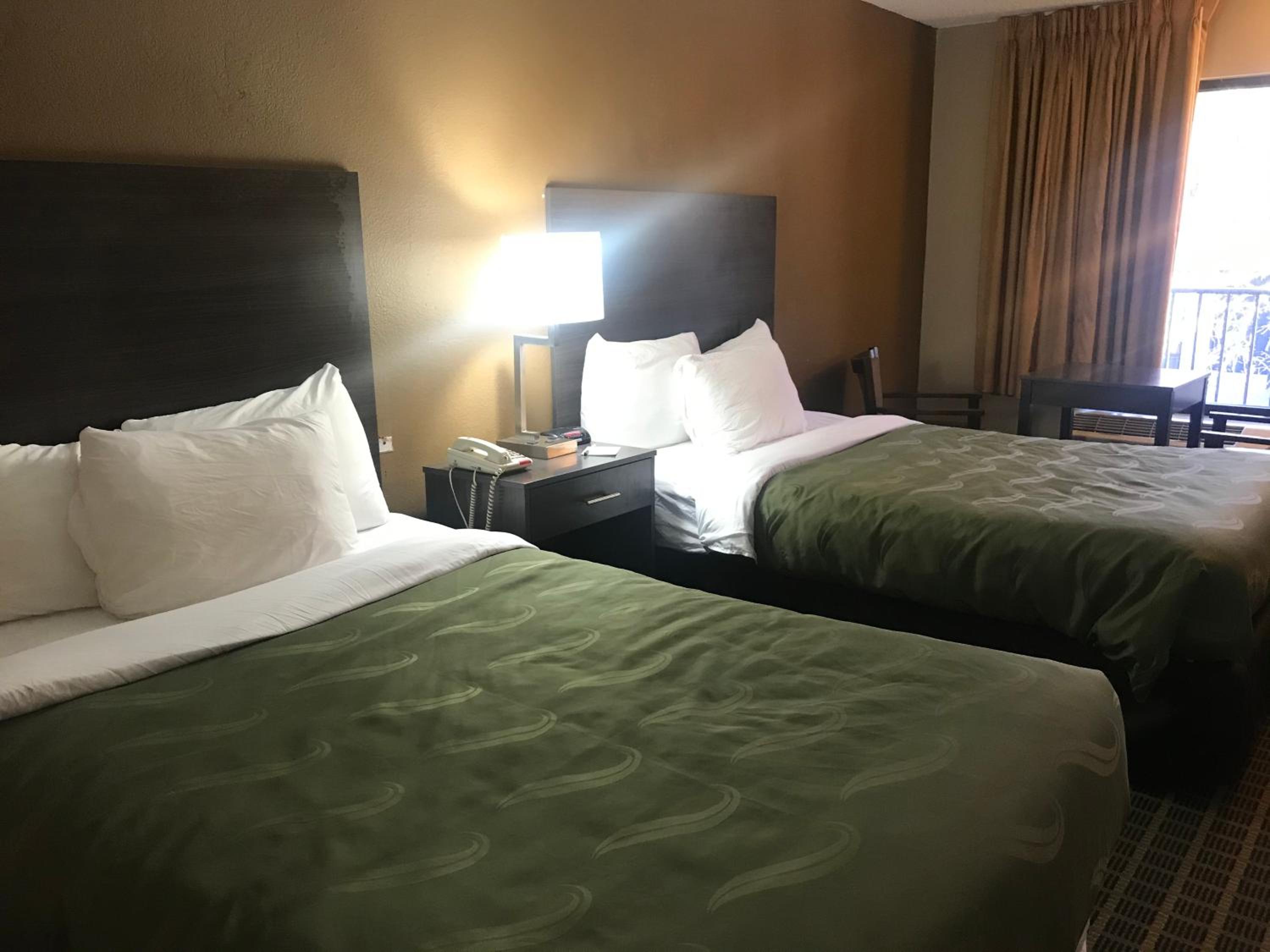 Queen Room with two Queen Beds -Non Smoking - Photo 4