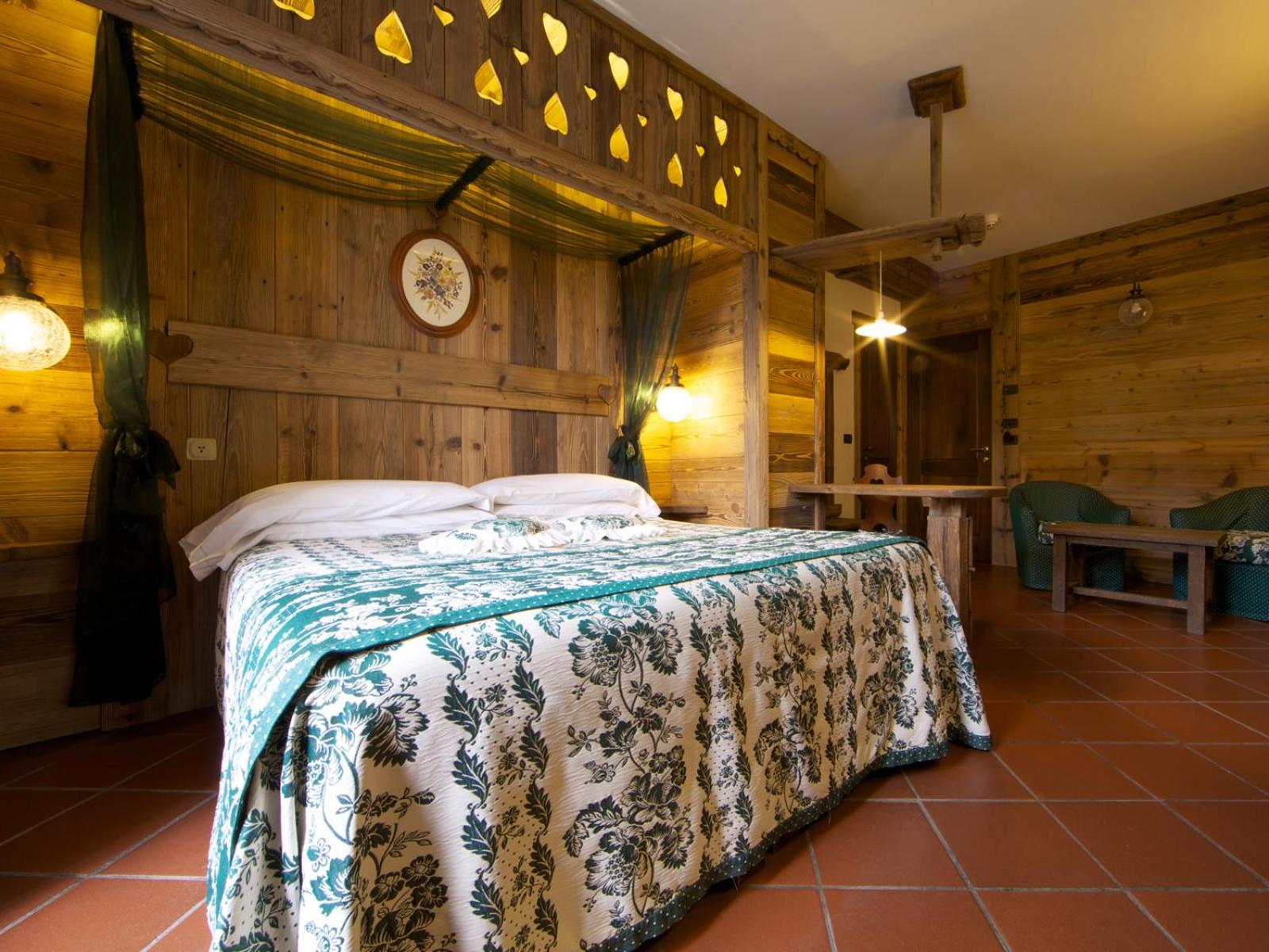 Deluxe Double Room with Balcony photo 3