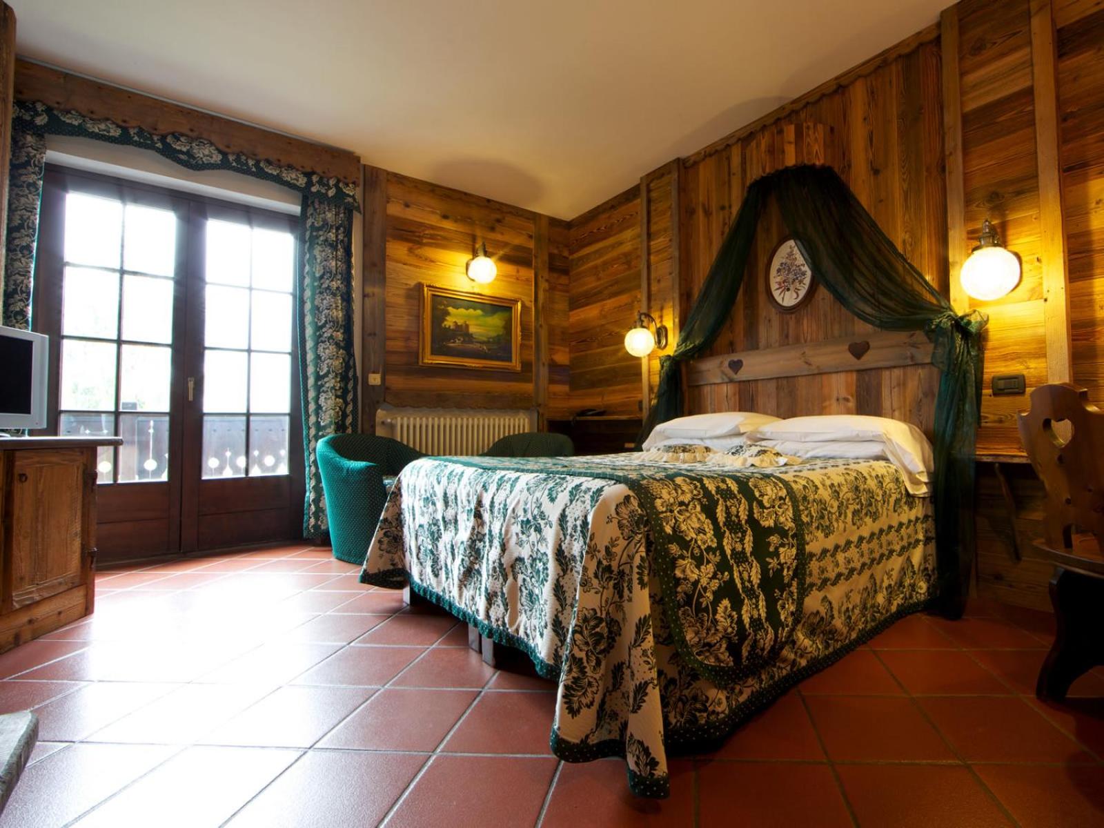 Deluxe Double Room with Balcony photo 2