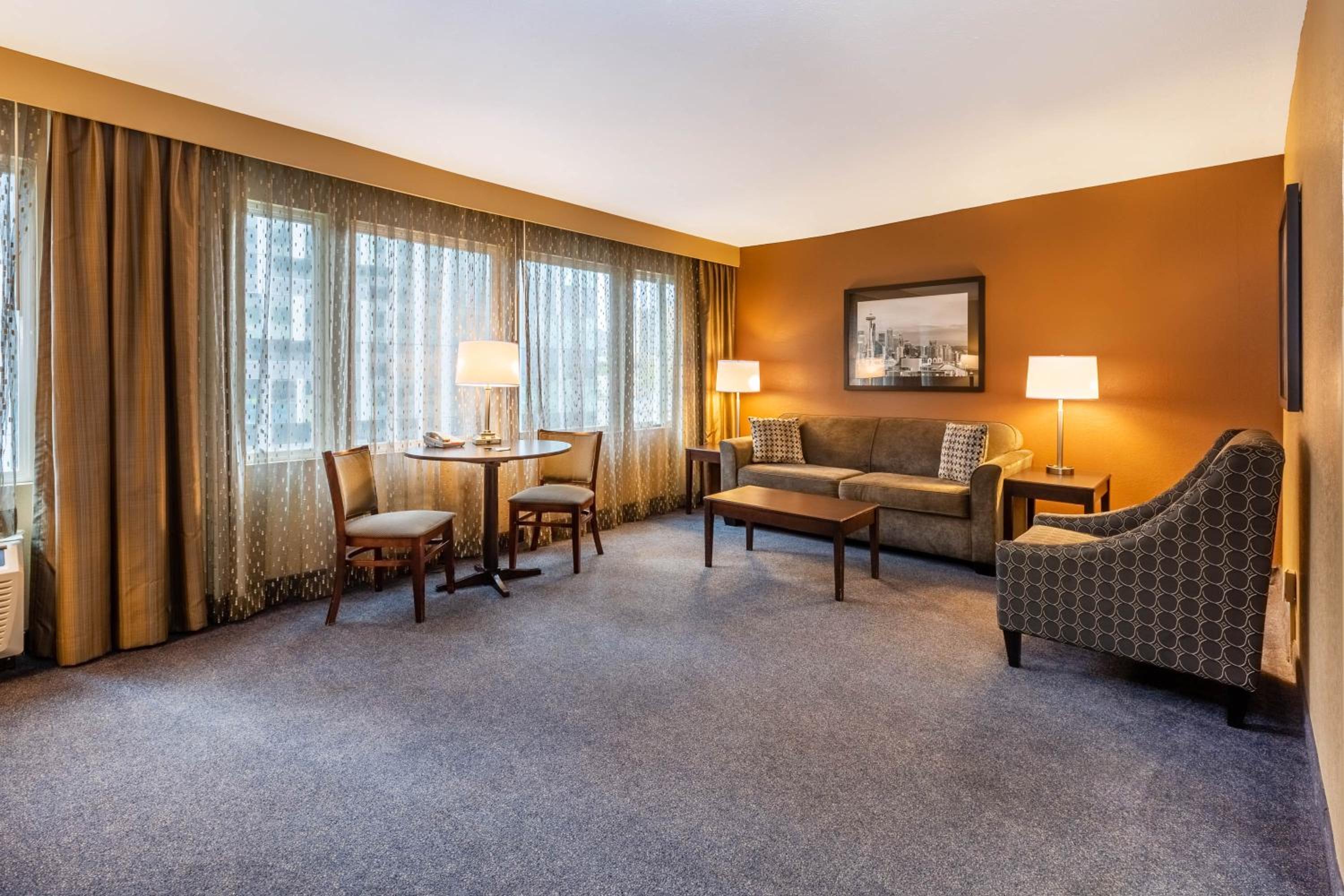 One-Bedroom King Suite - Non-Smoking photo 3