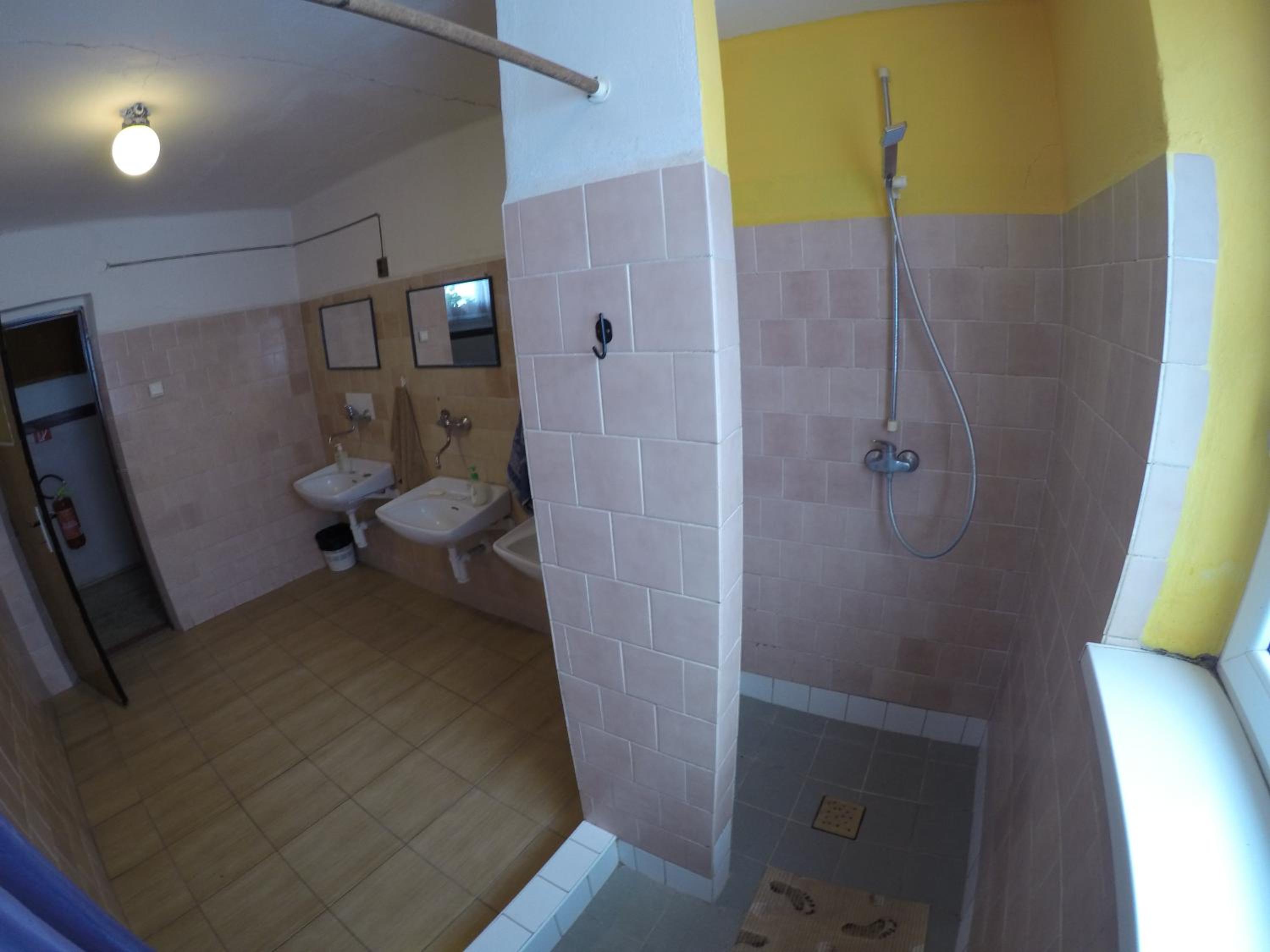 Standard Twin Room - Photo 5