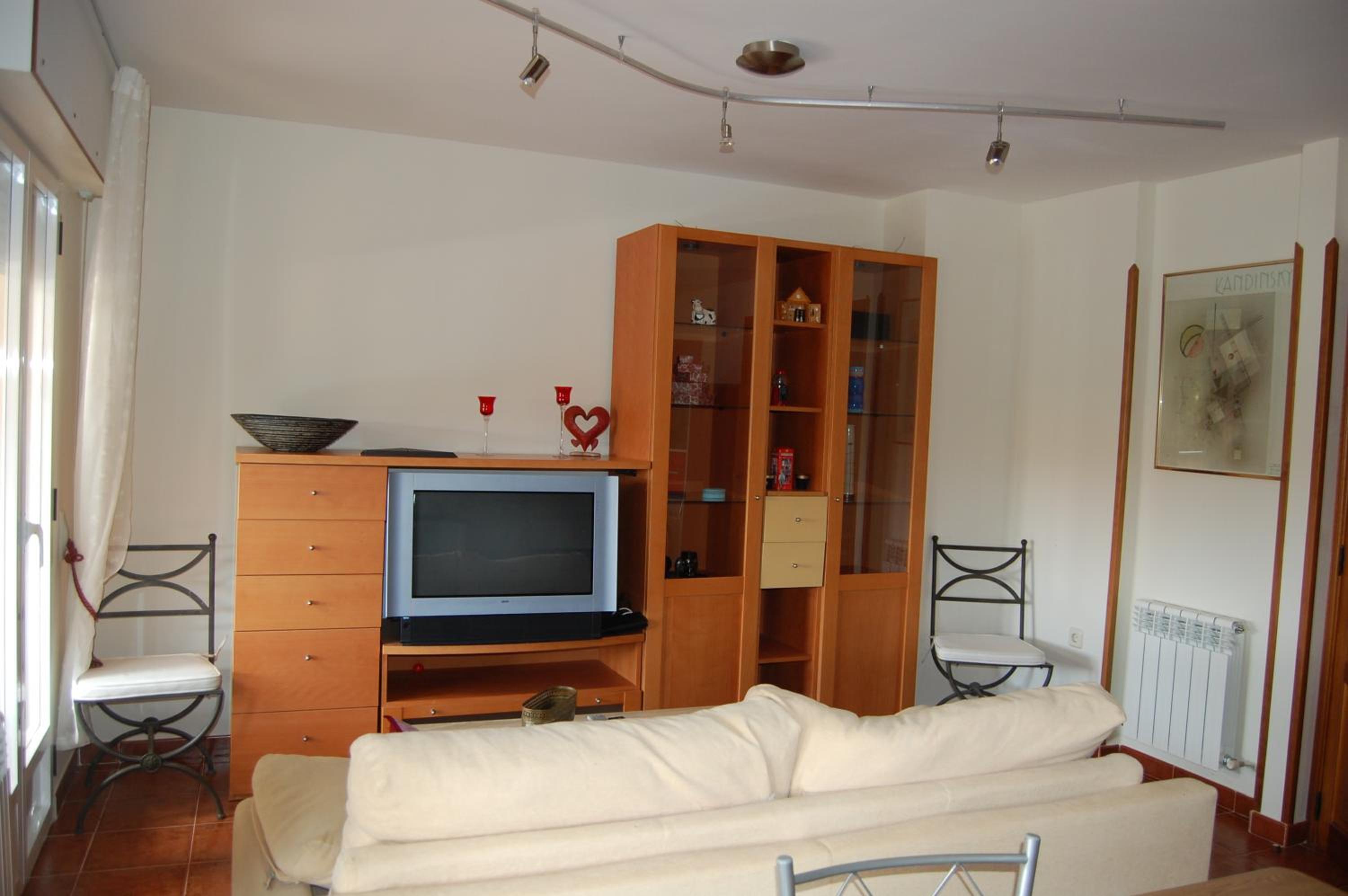 Five-Bedroom House photo 3