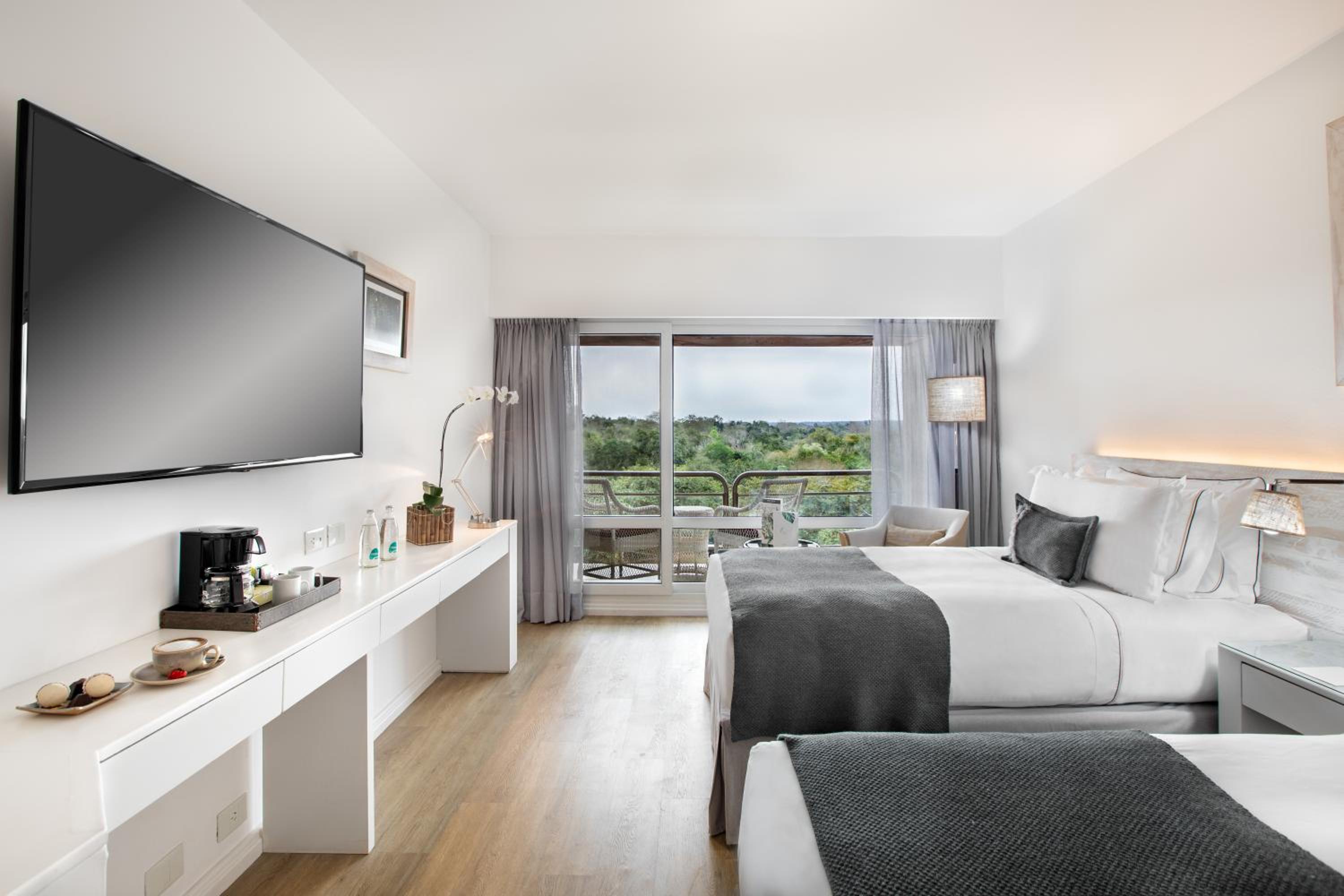 Deluxe Room with Two Single Beds and Jungle View