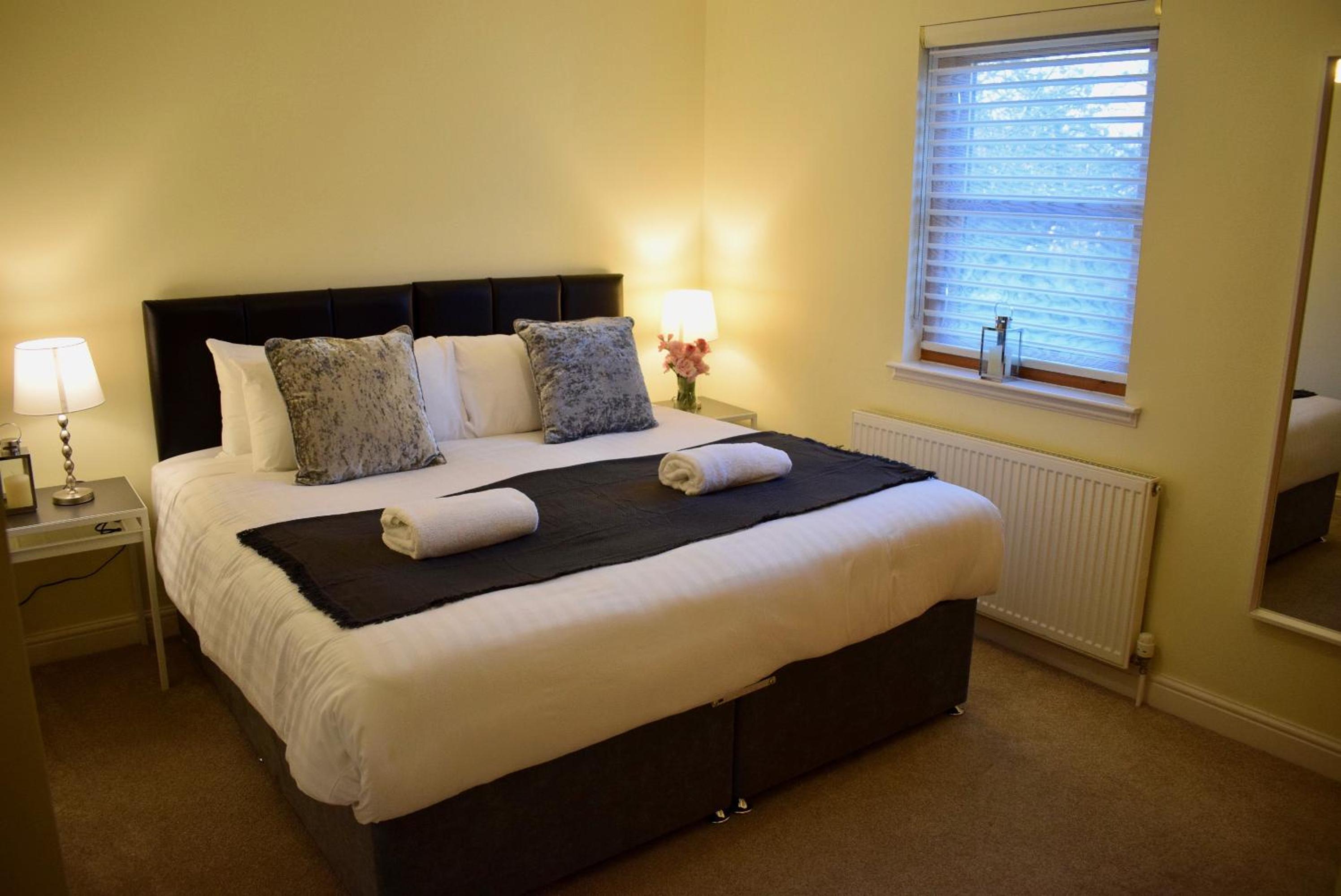 Five-Bedroom House photo 1