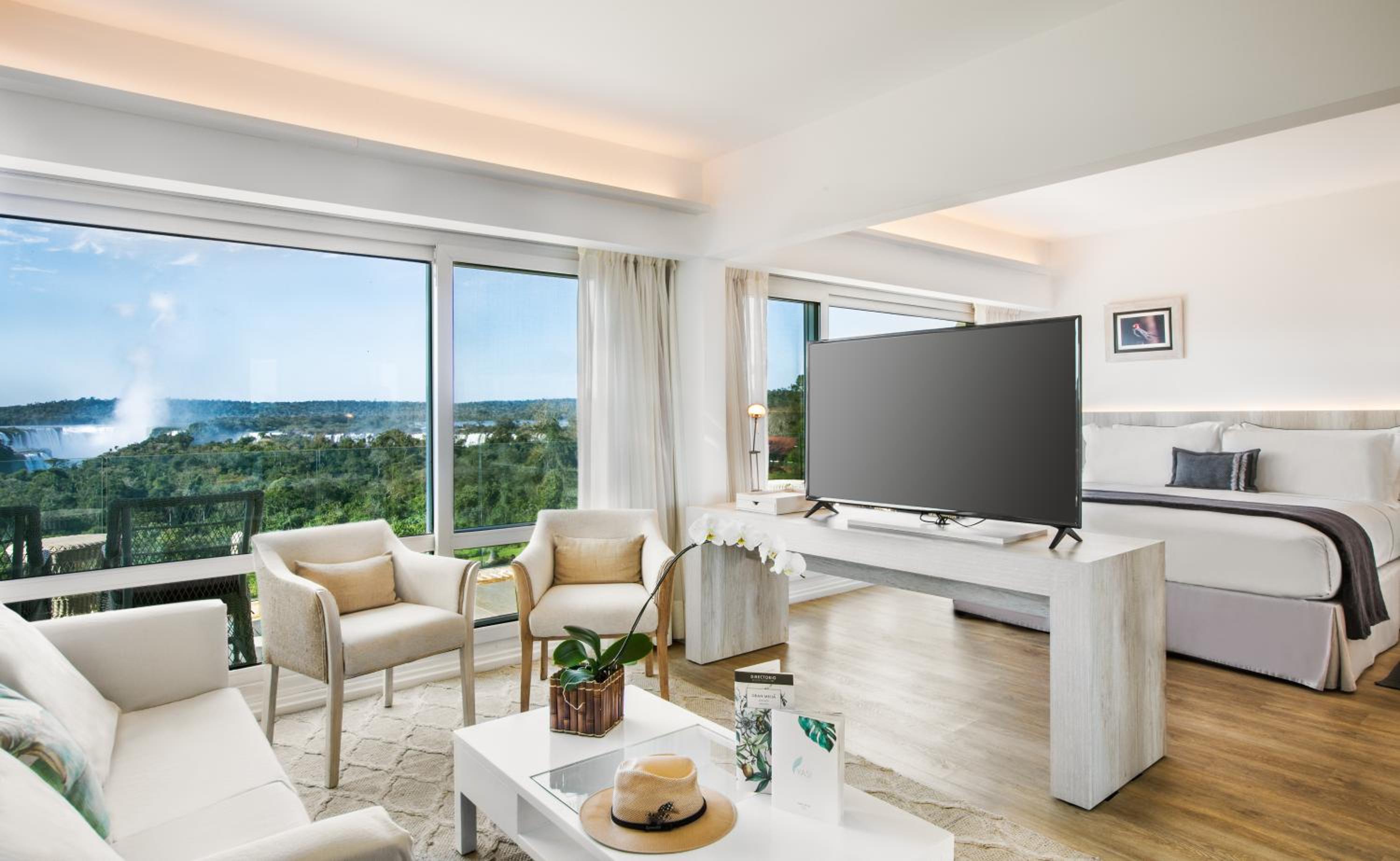 Junior Suite Red Level with Waterfall View thumbnail 6