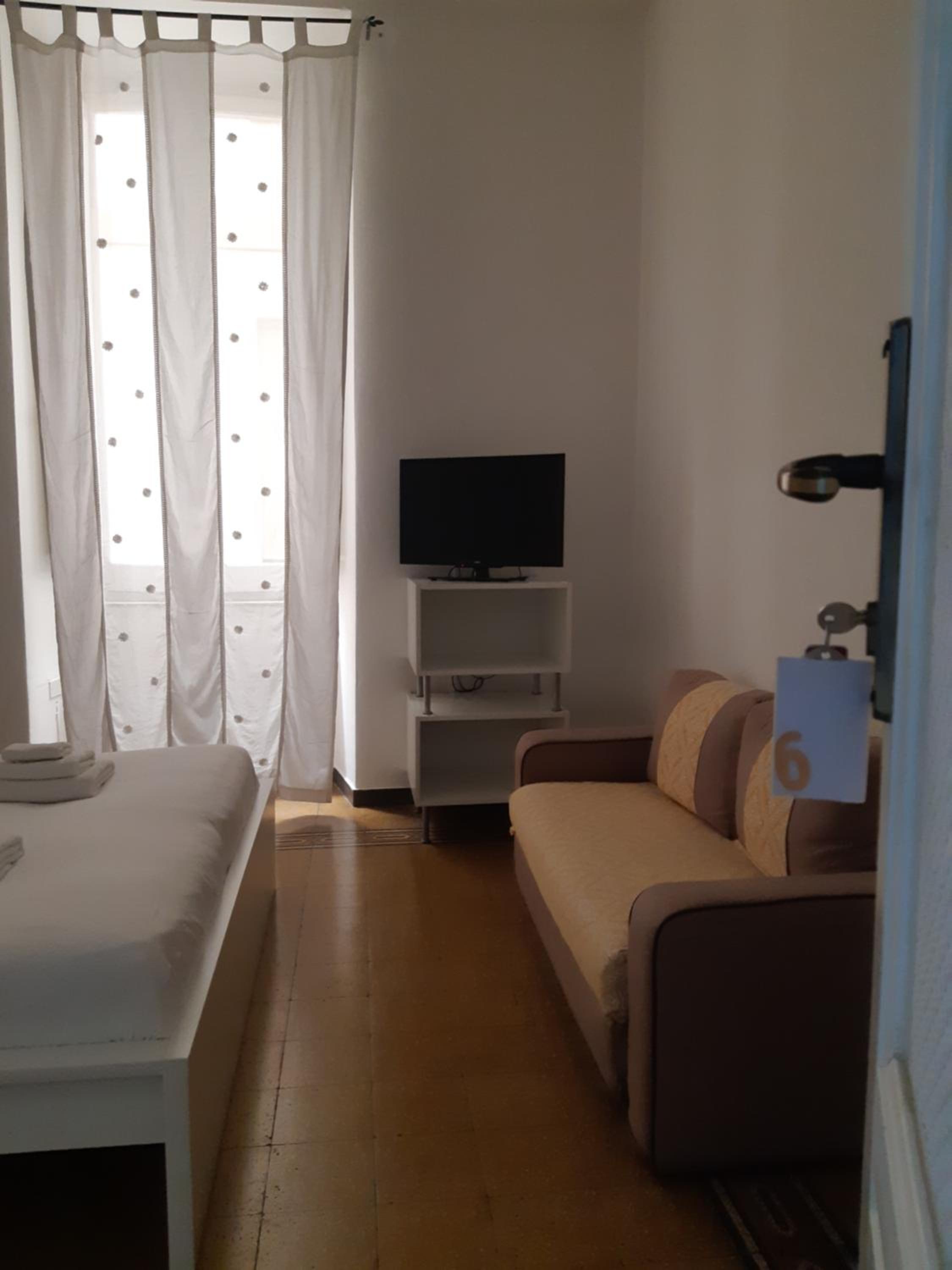 Double Room - Photo 7
