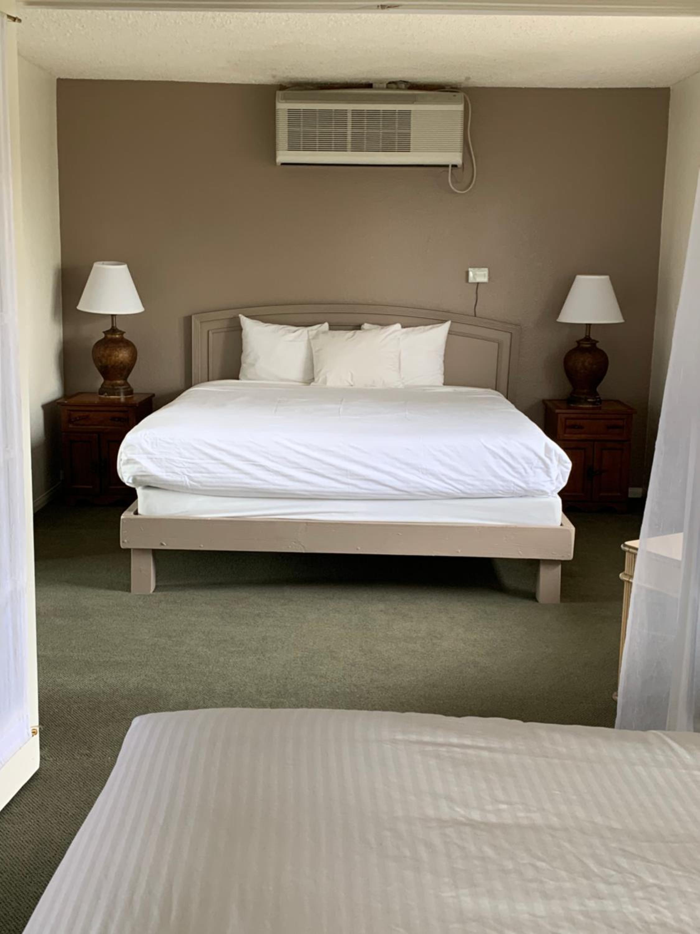 Deluxe King Room - Photo 2