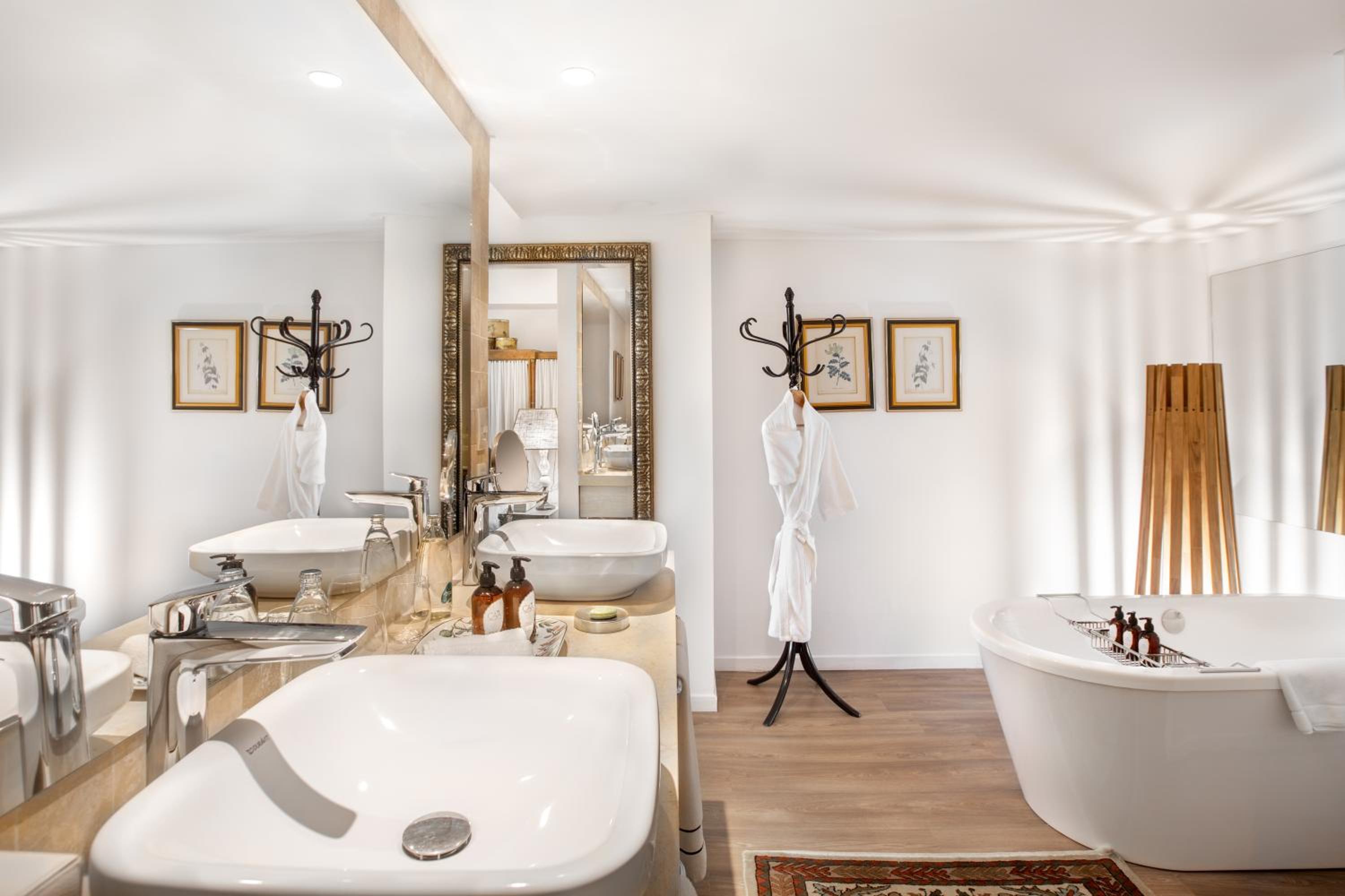 Grand Suite Red Level with Waterfall View