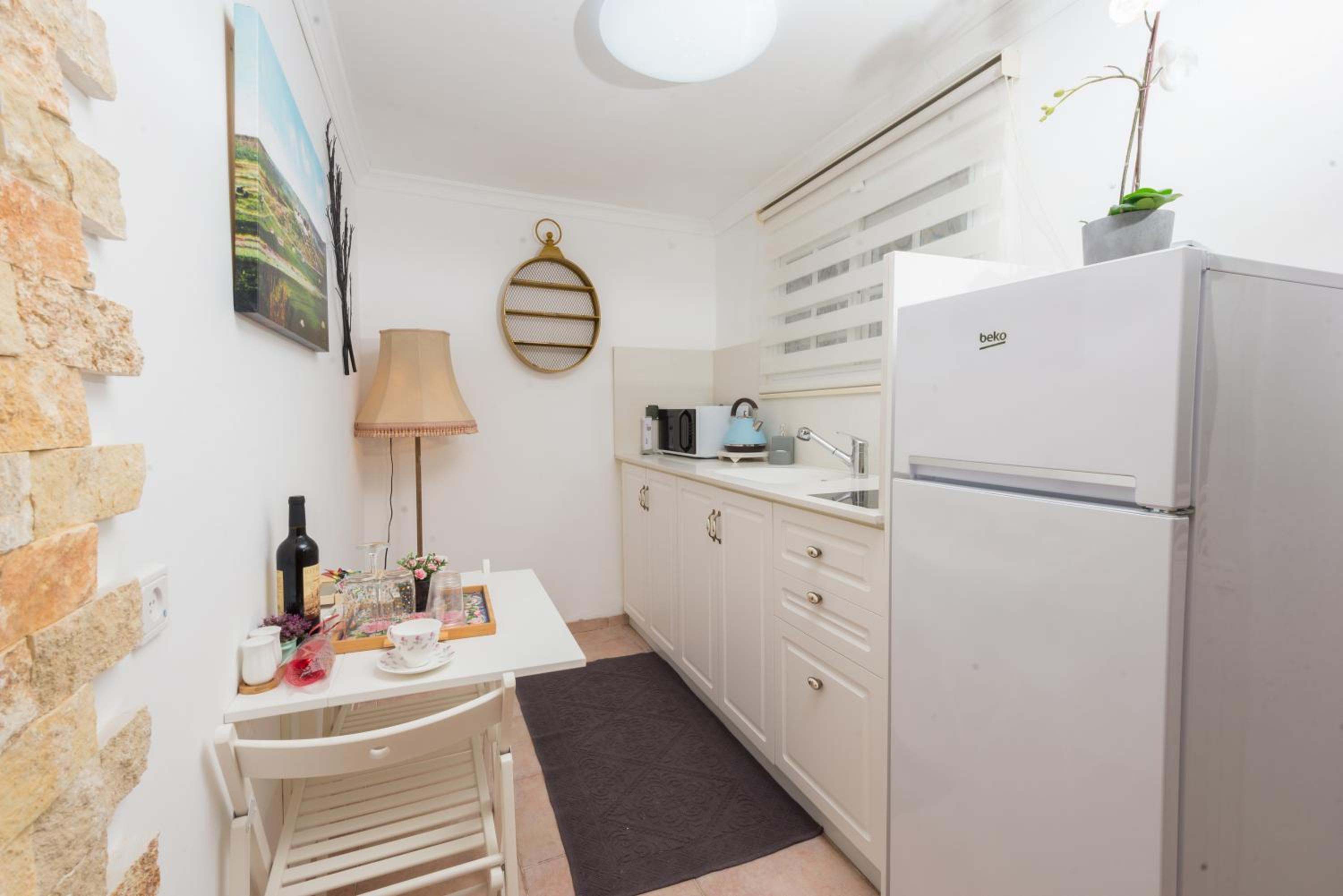 One-Bedroom Apartment - Photo 3