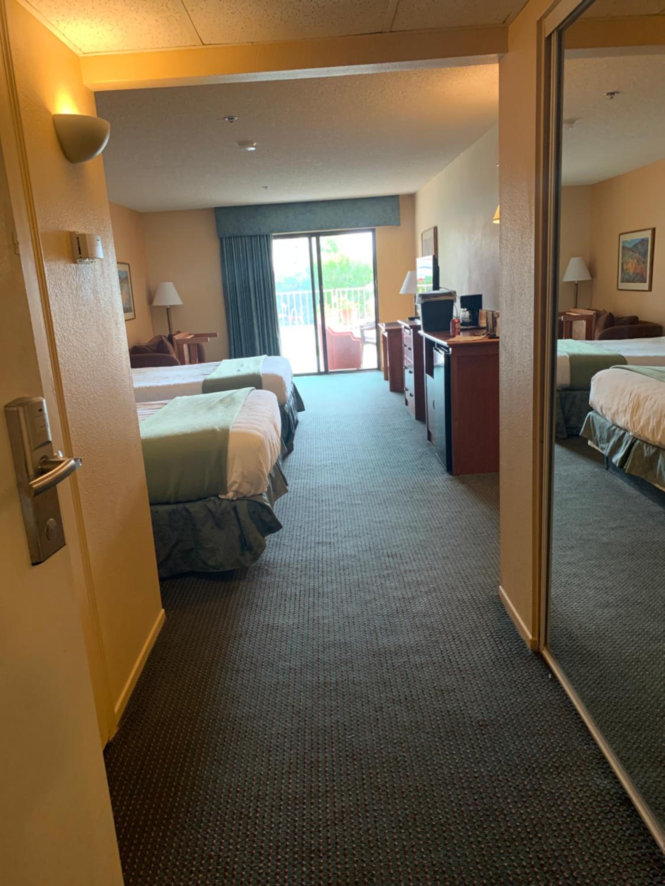Deluxe Queen Room - Pool Side - Photo 1
