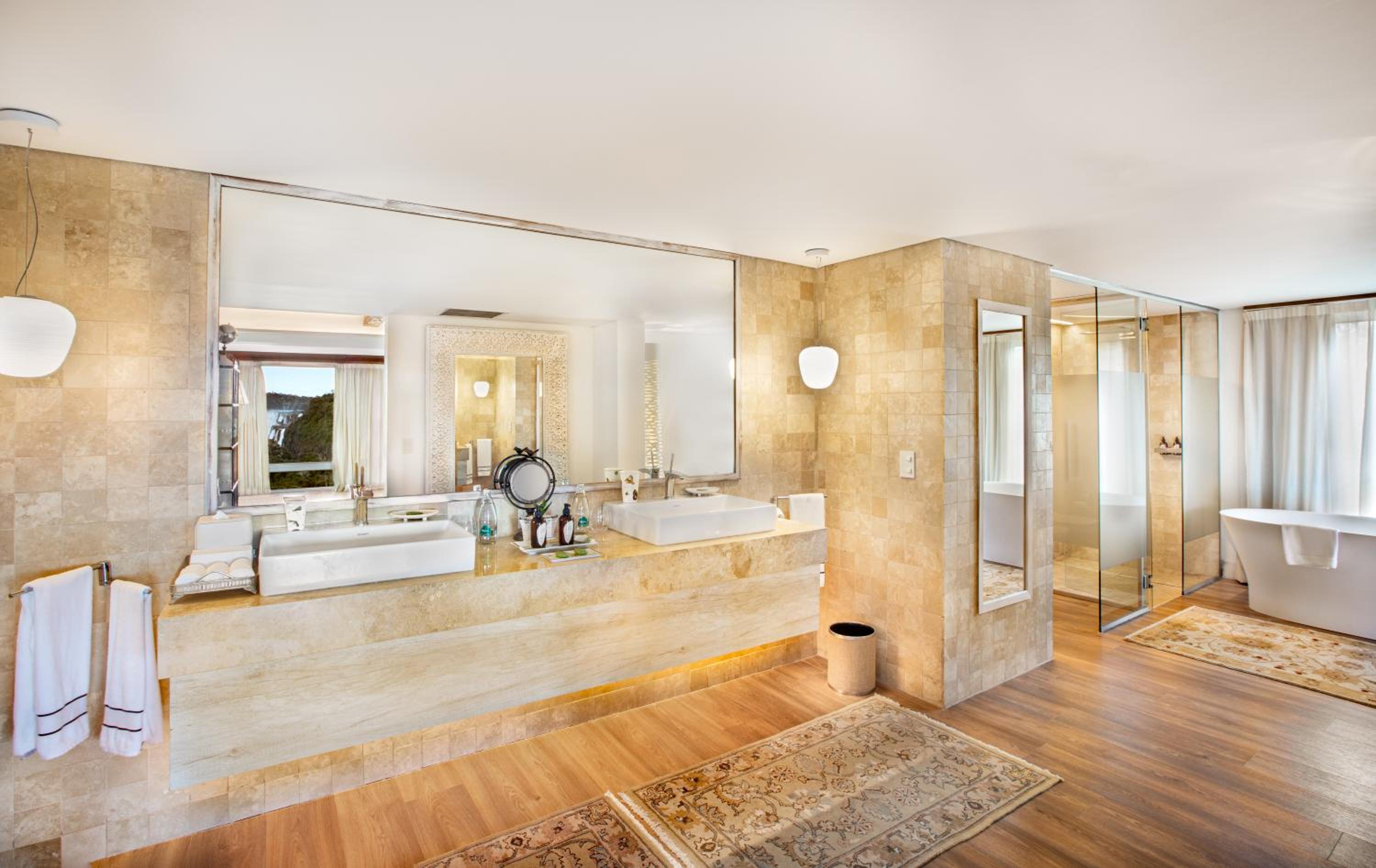 Presidential Suite Red Level with Waterfall View thumbnail 6