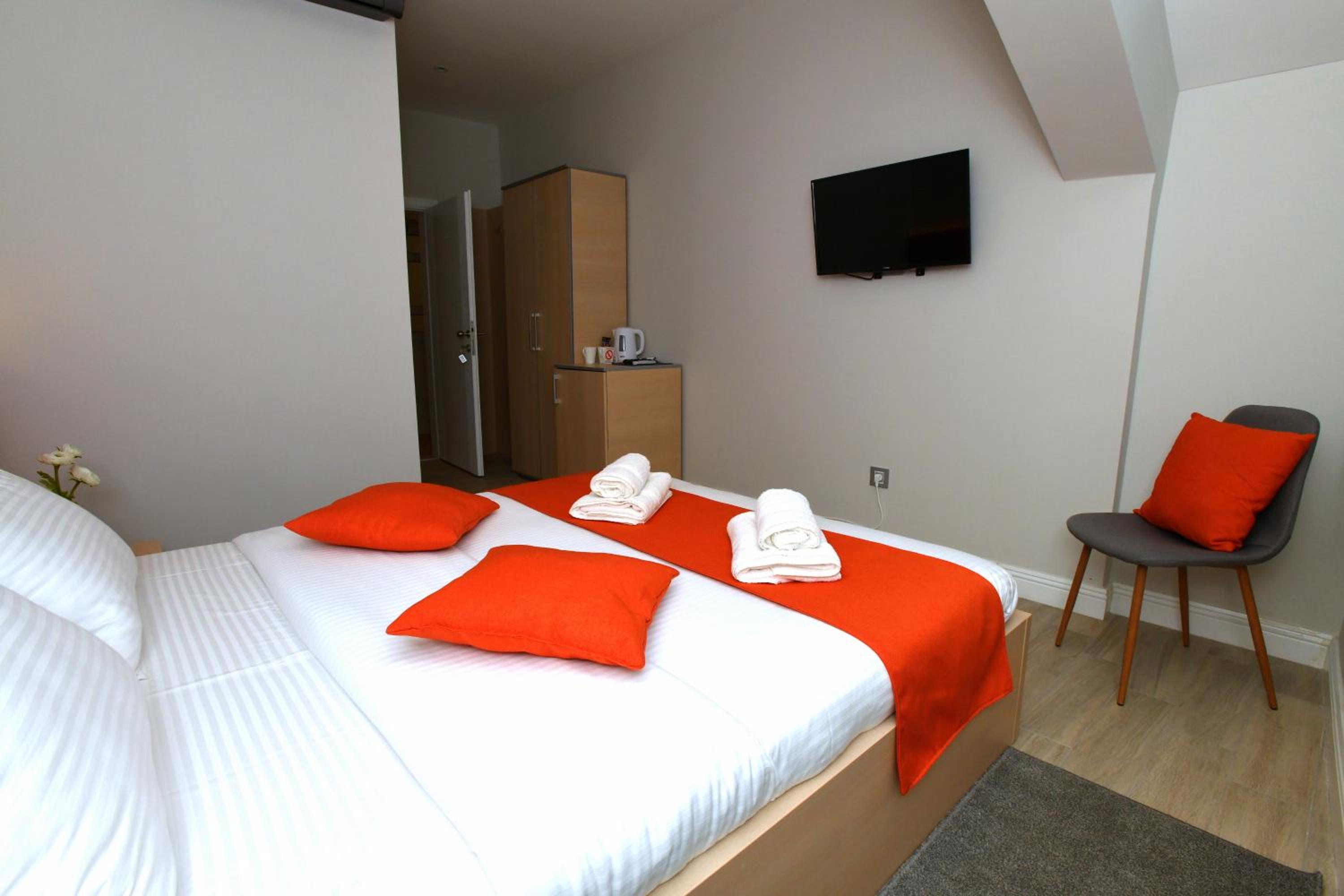 Large Double Room photo 1