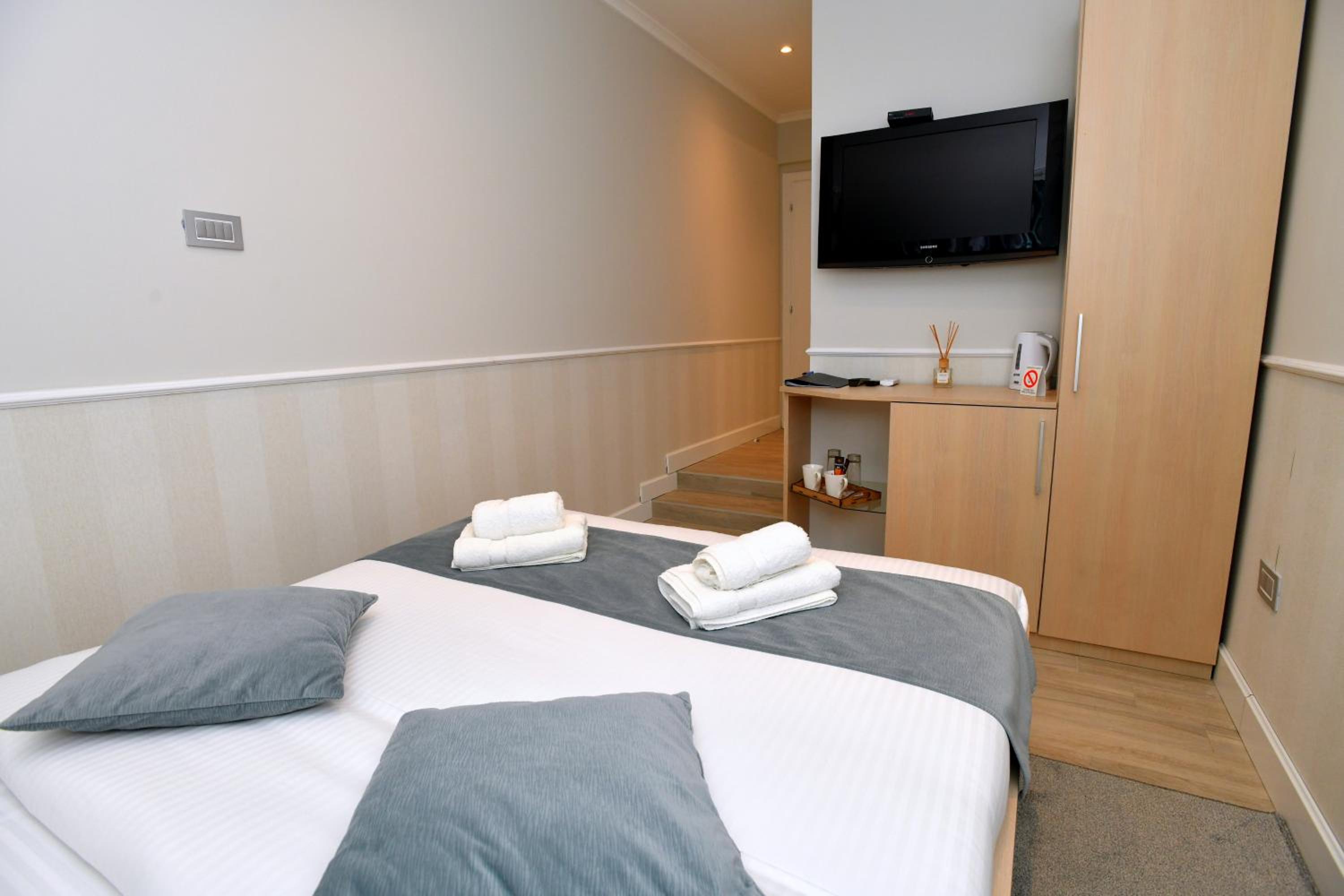 Deluxe King Room photo 2