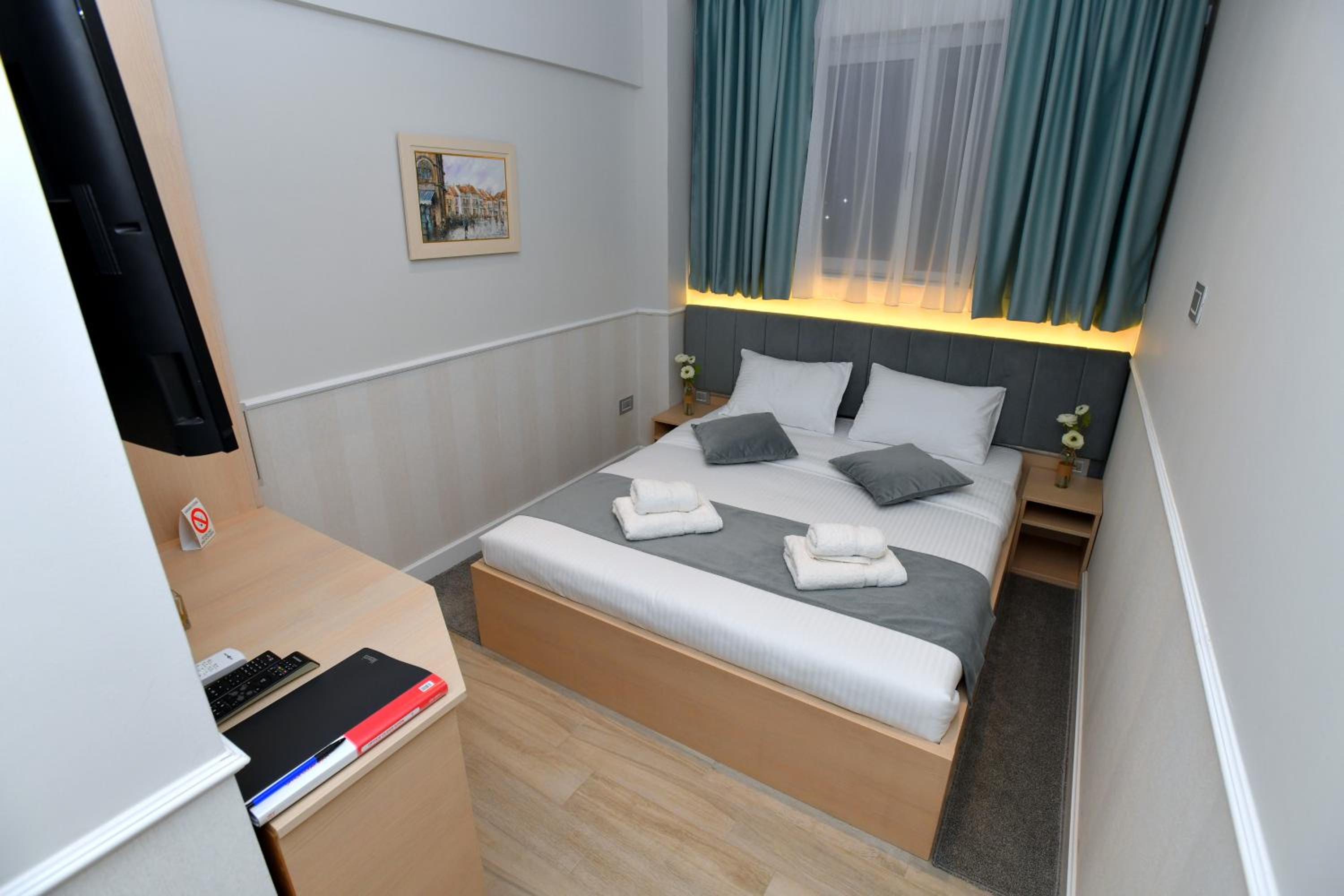 Deluxe King Room photo 1