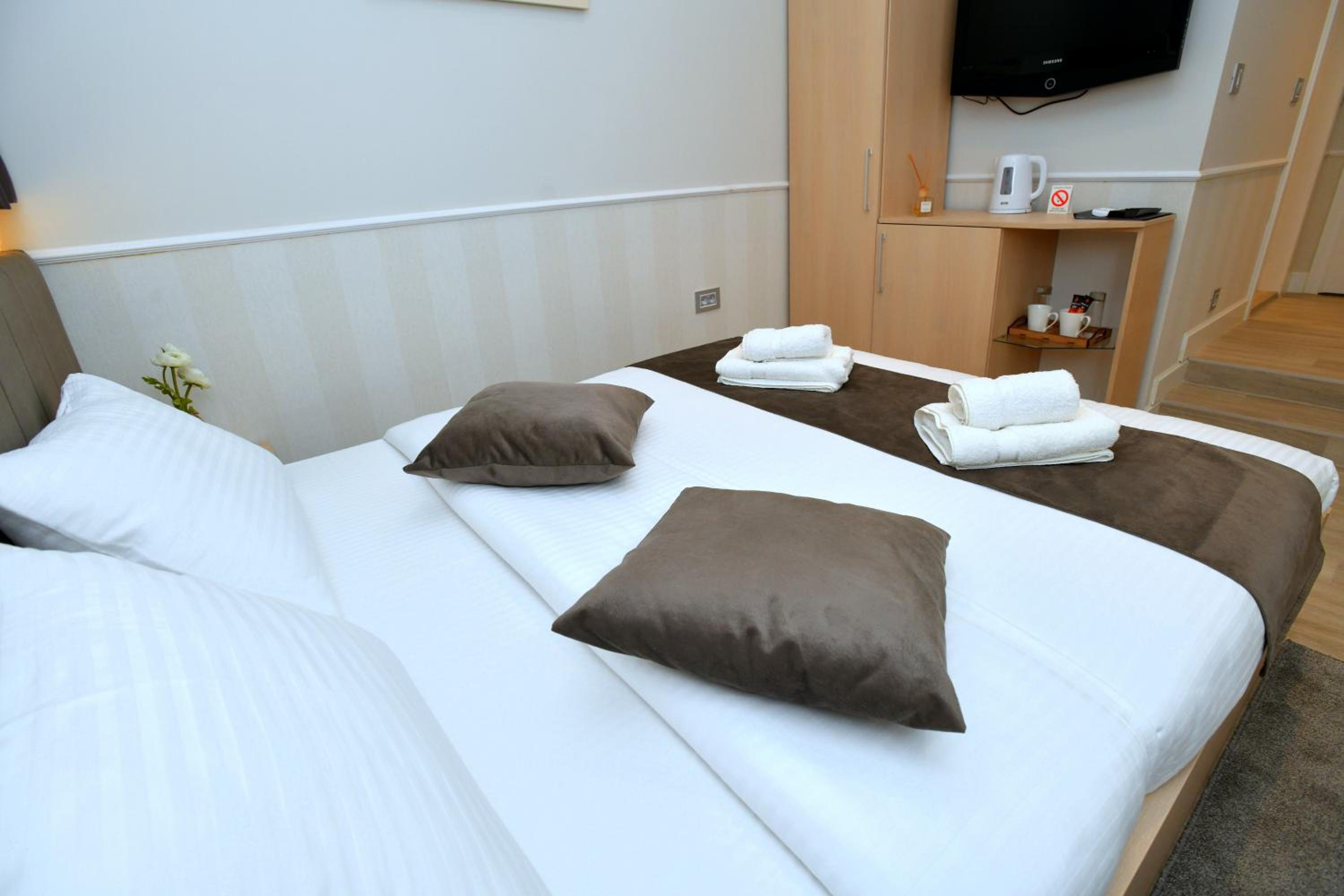 Standard King Room photo 1