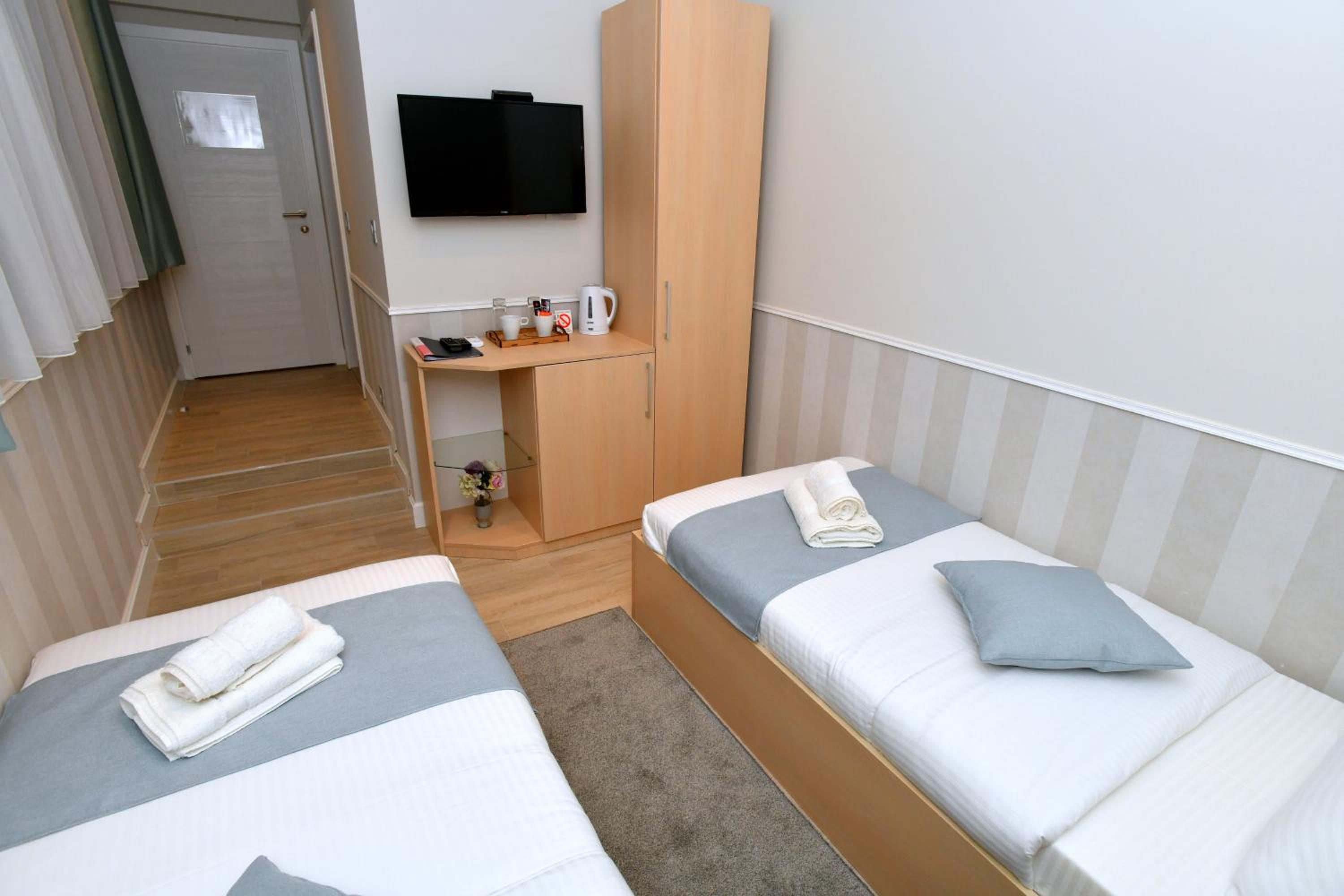 Twin Room with Bathroom photo 2