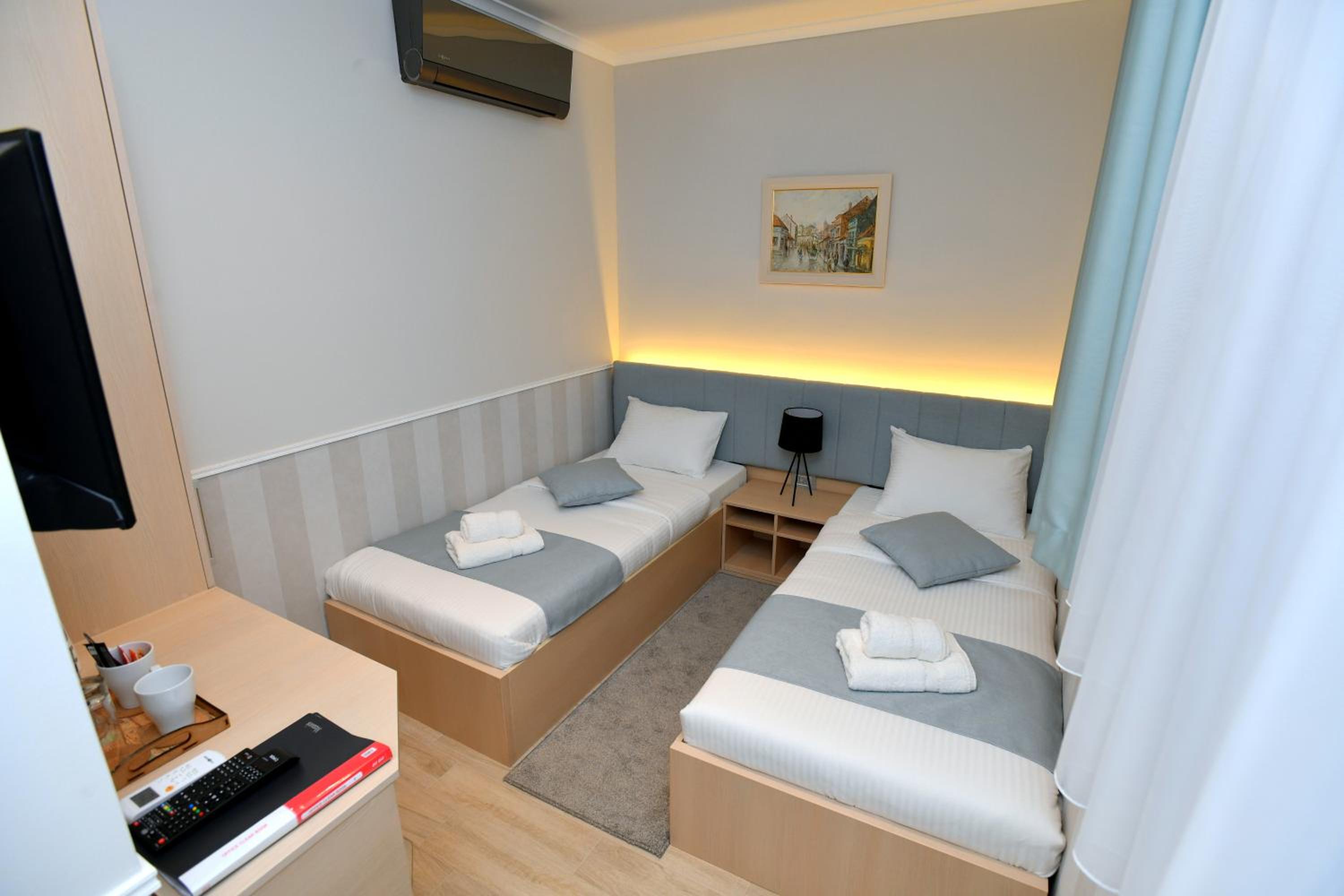 Twin Room with Bathroom photo 1