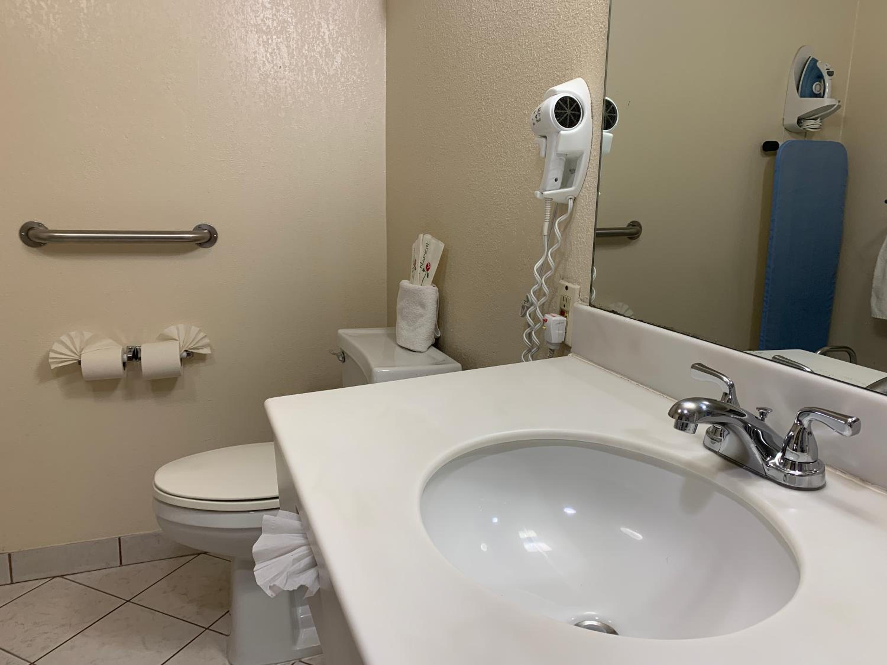 King Room with Roll-in Shower - Mobility Access/Non-Smoking - Photo 2