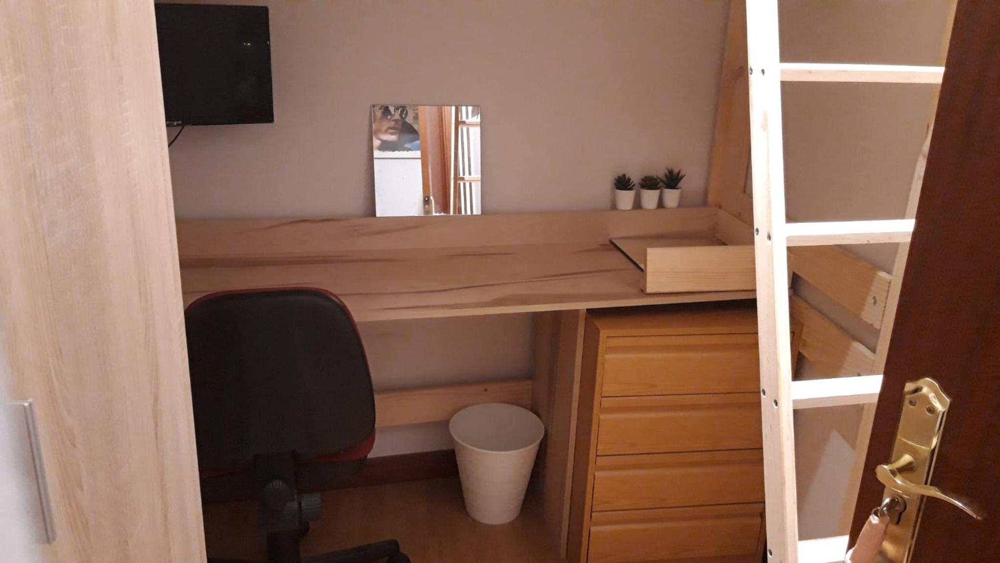 Habitación individual con baño compartido
