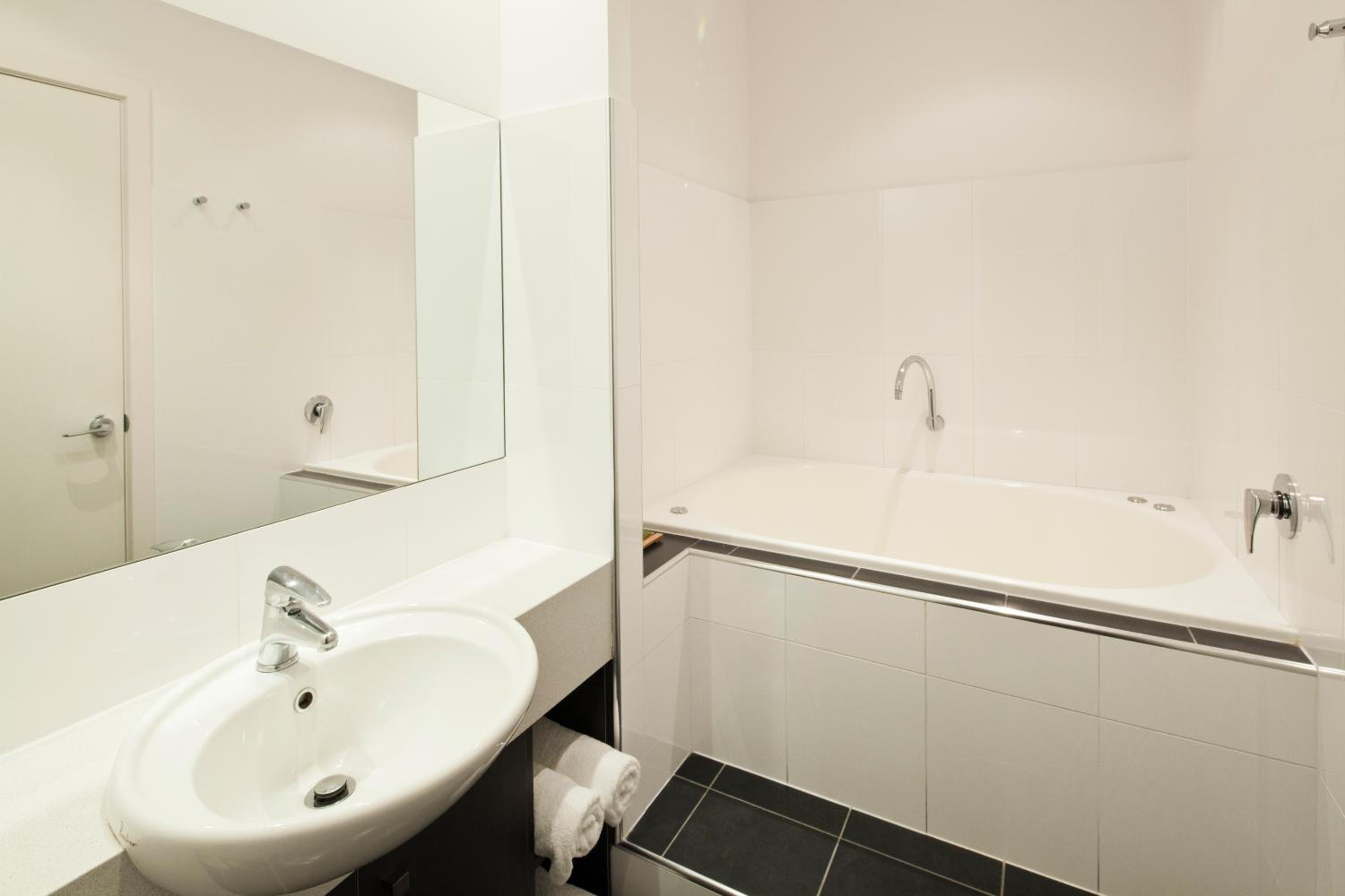 Deluxe Suite with Spa Bath photo 2