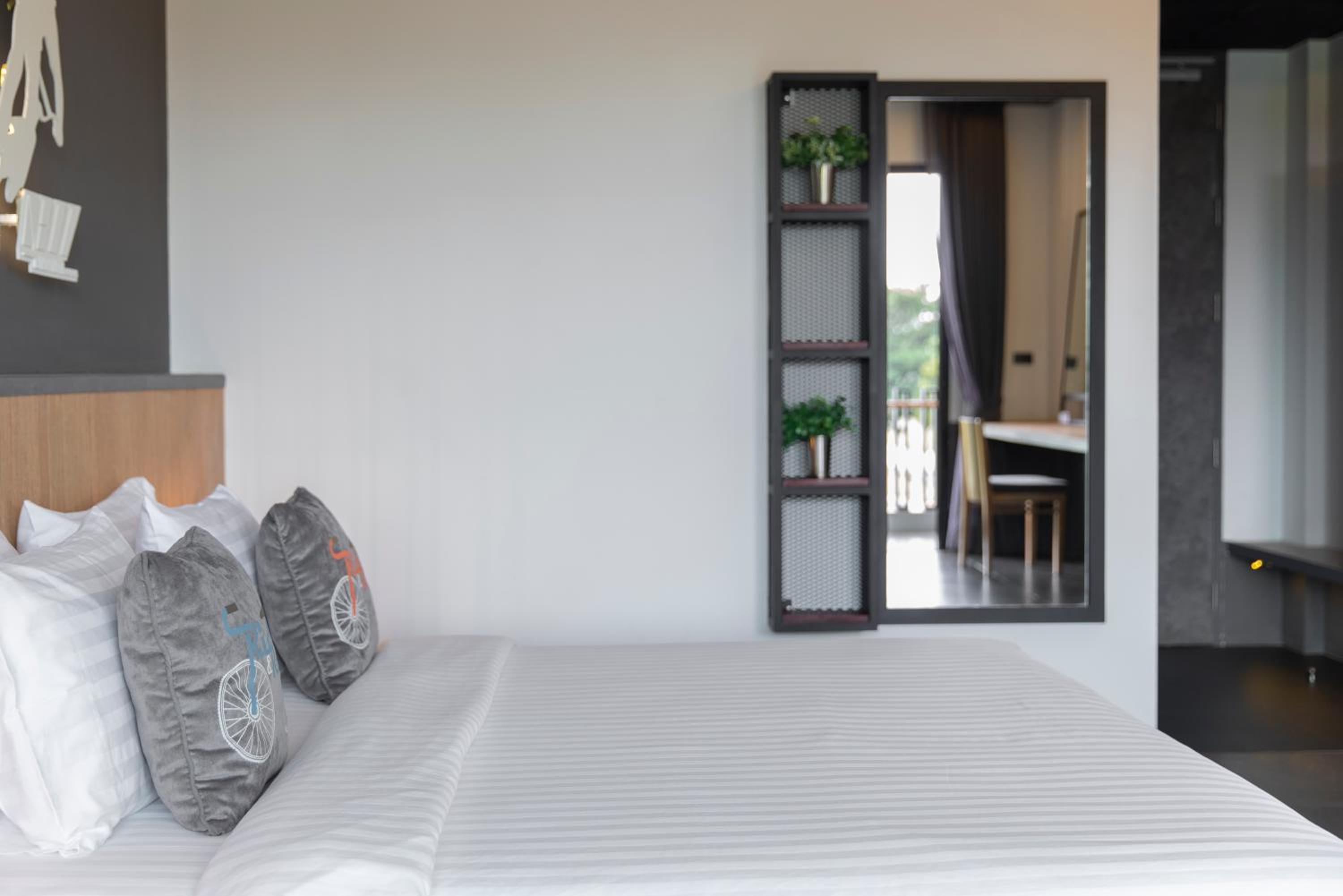 Double Room with Pool View - Photo 5