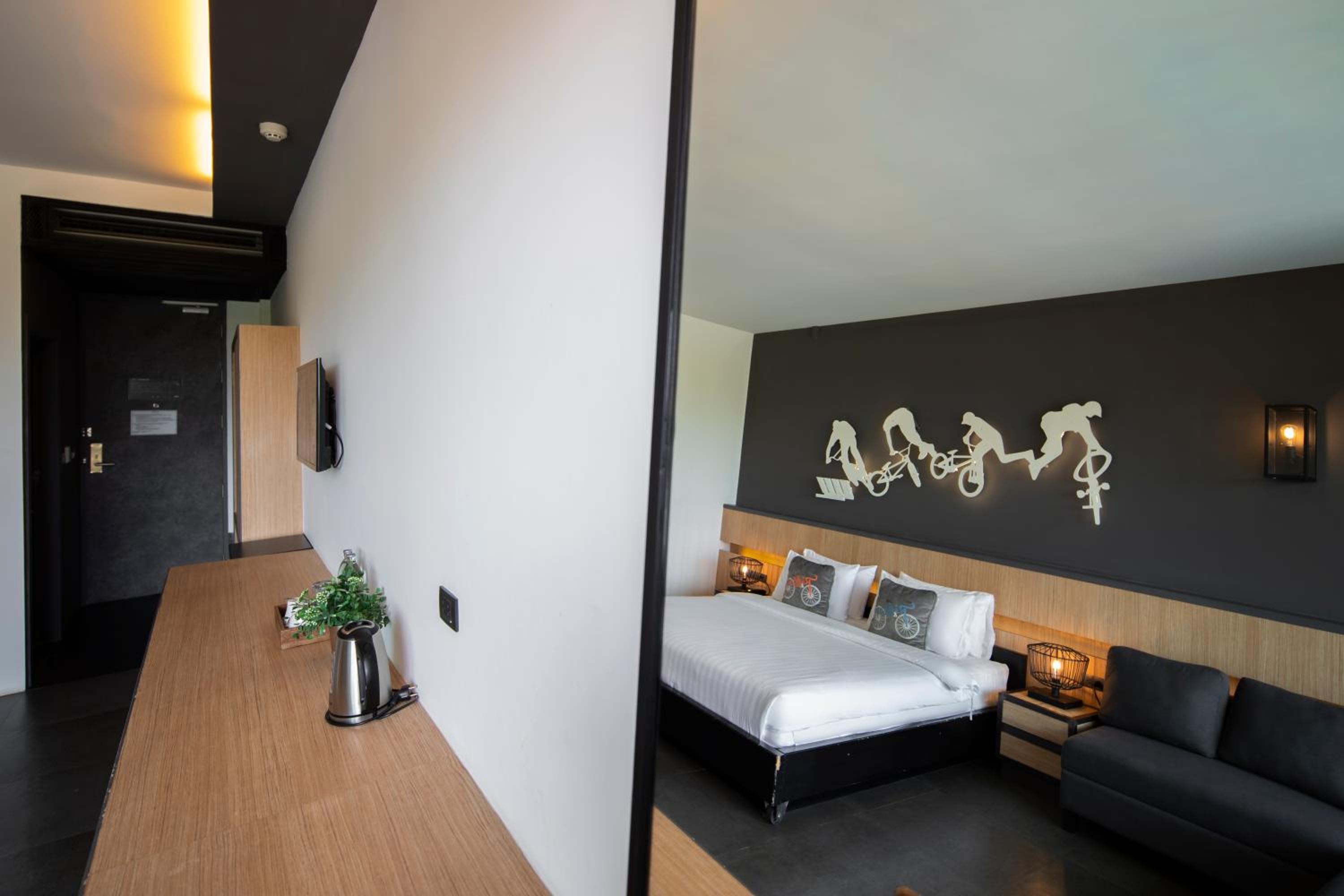 Double Room with Pool View - Photo 4