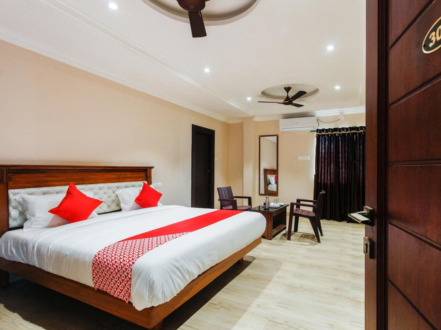 Deluxe King Room photo 1
