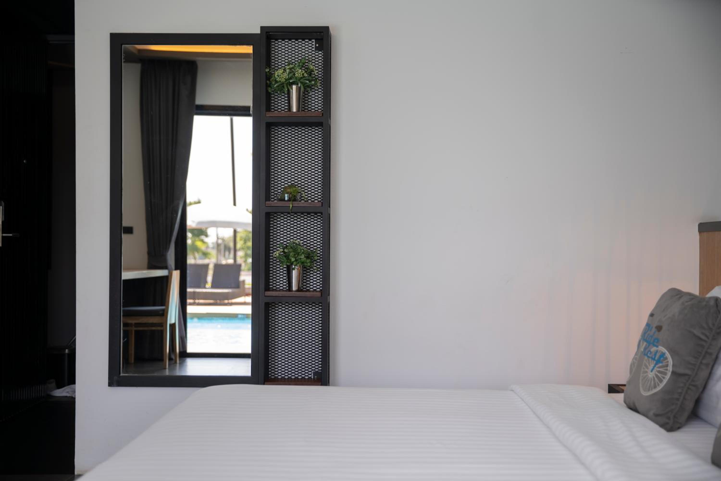 Deluxe Double Room with Pool Access - Photo 4