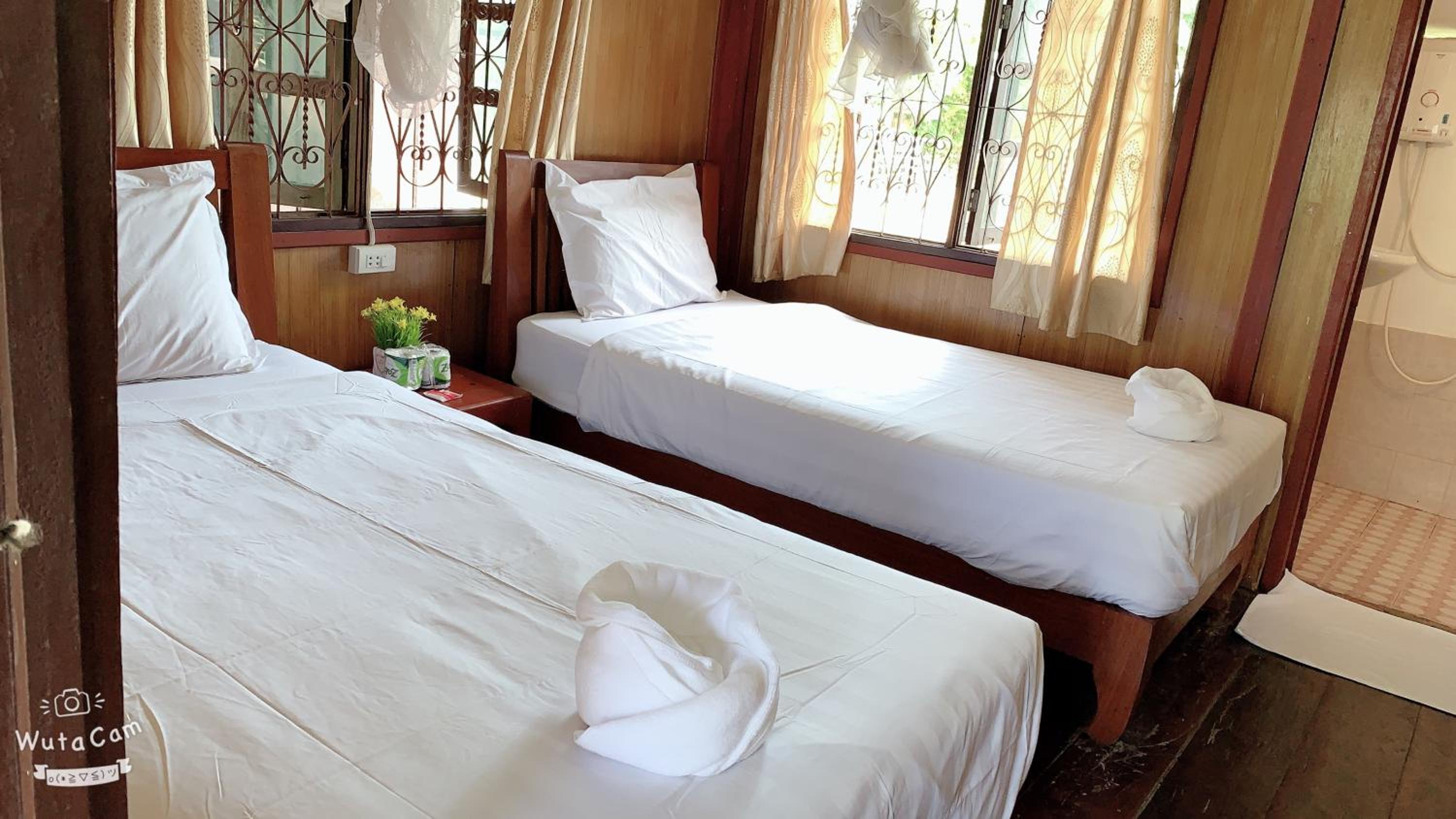 Bungalow with Fan - Photo 7