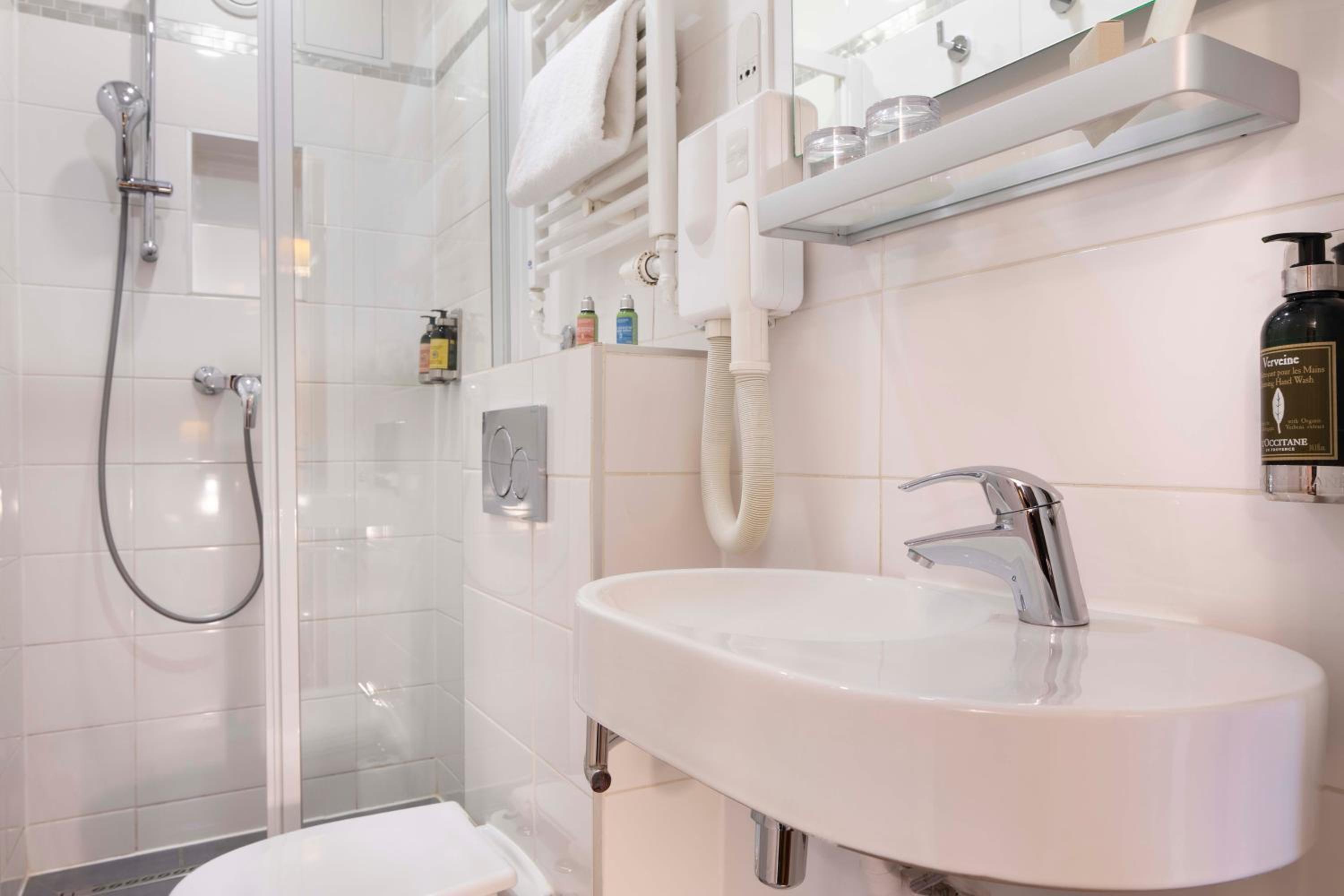 Hôtel des Arts Montmartre bathroom photo