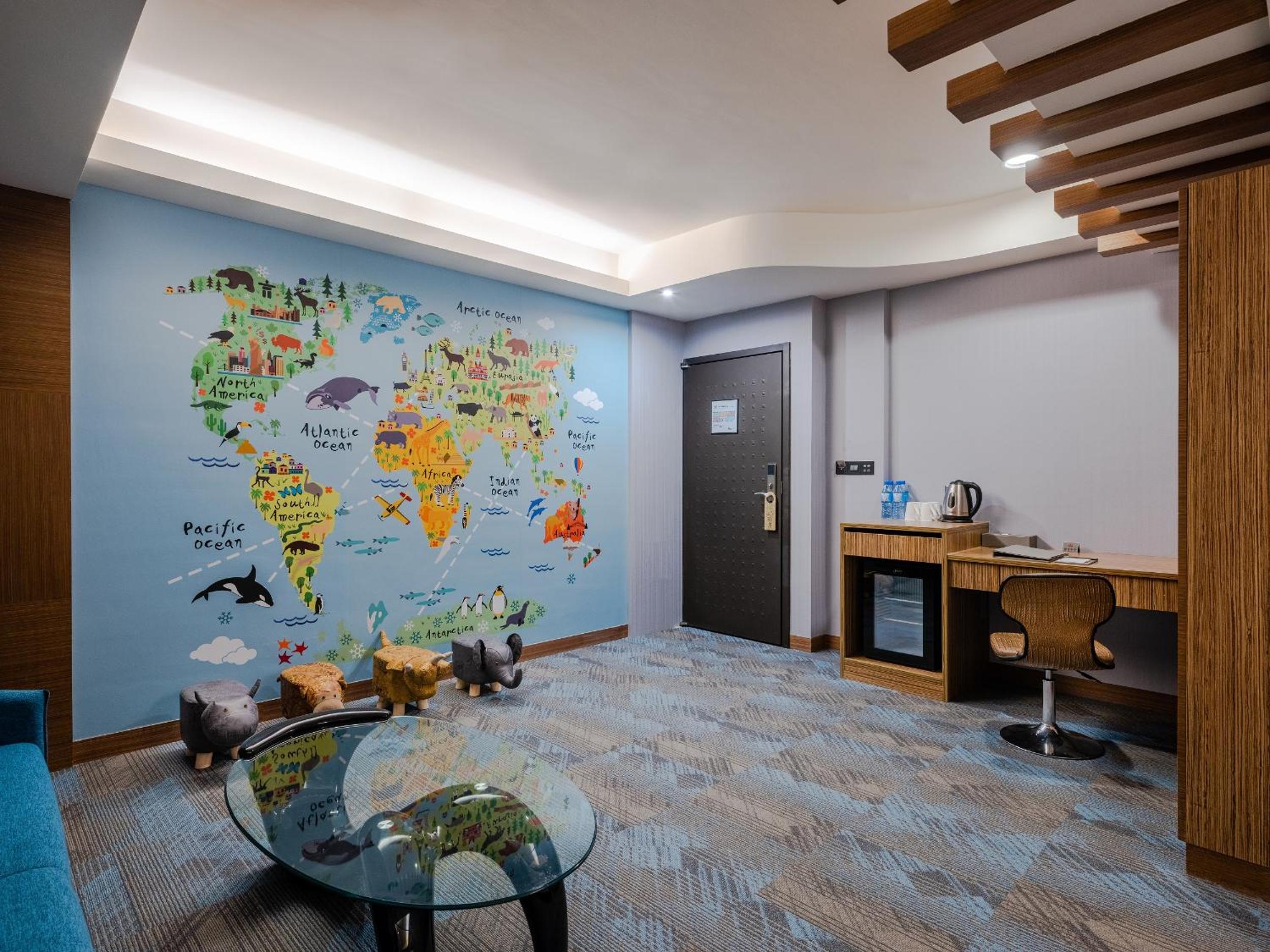 Luxury Family Suite - Photo 2