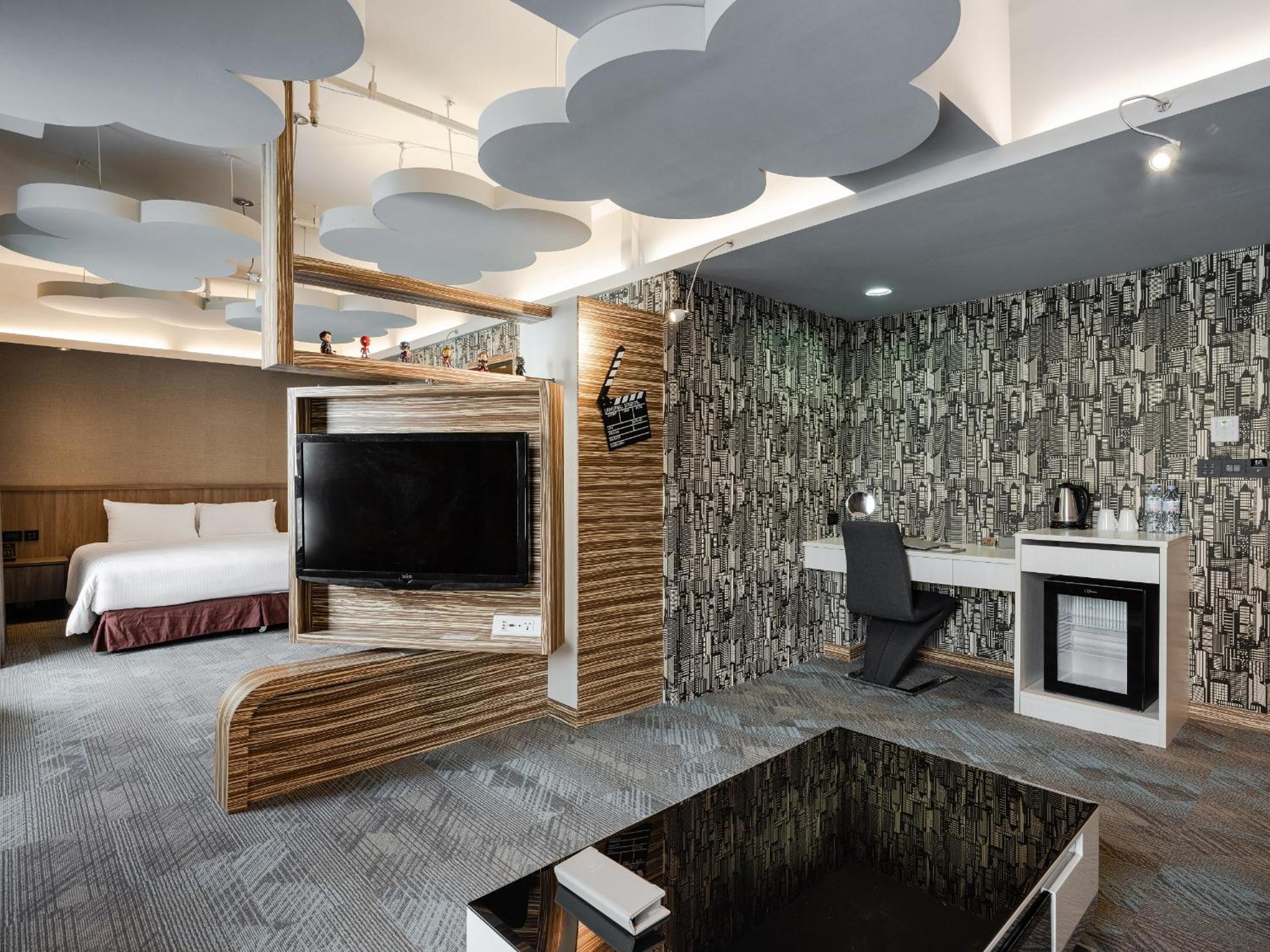 Luxury Suite - Photo 7