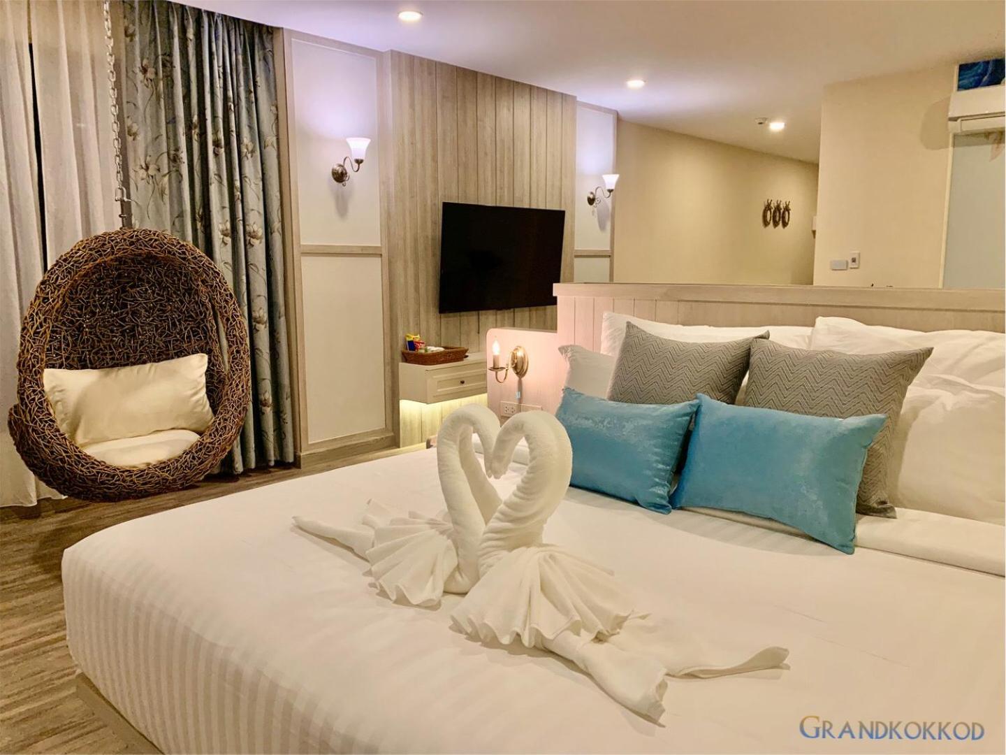 Executive Suite - Photo 30