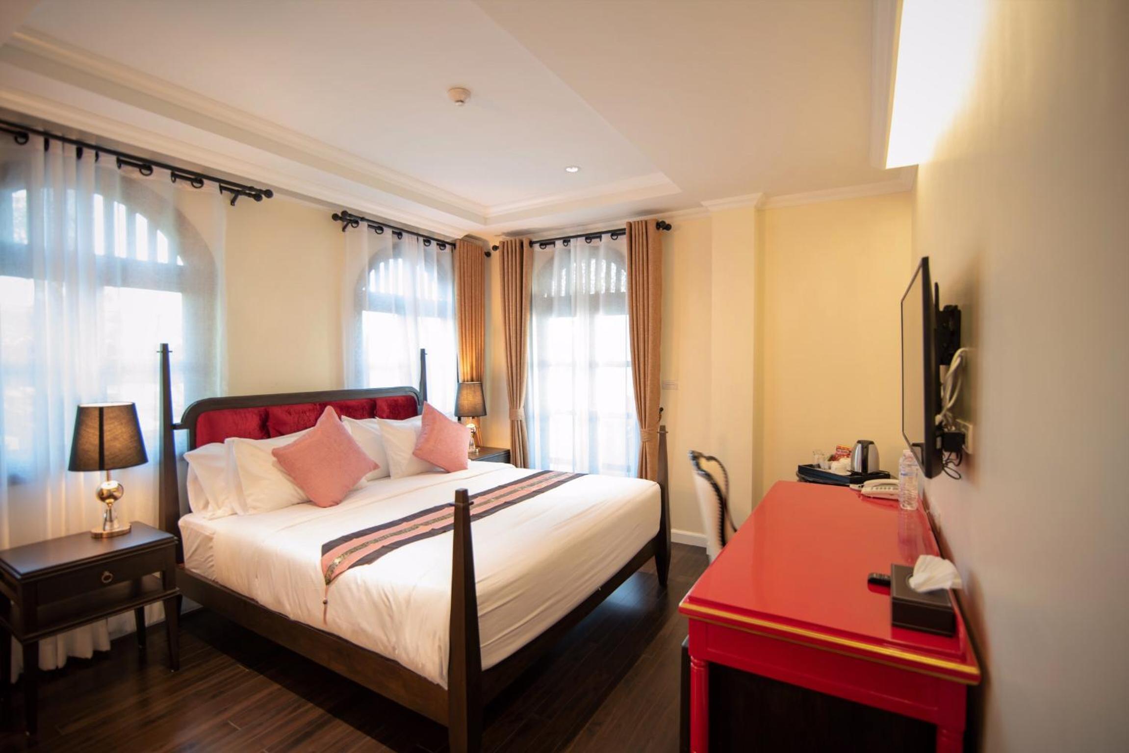 Deluxe Double Room with Bath - Photo 11