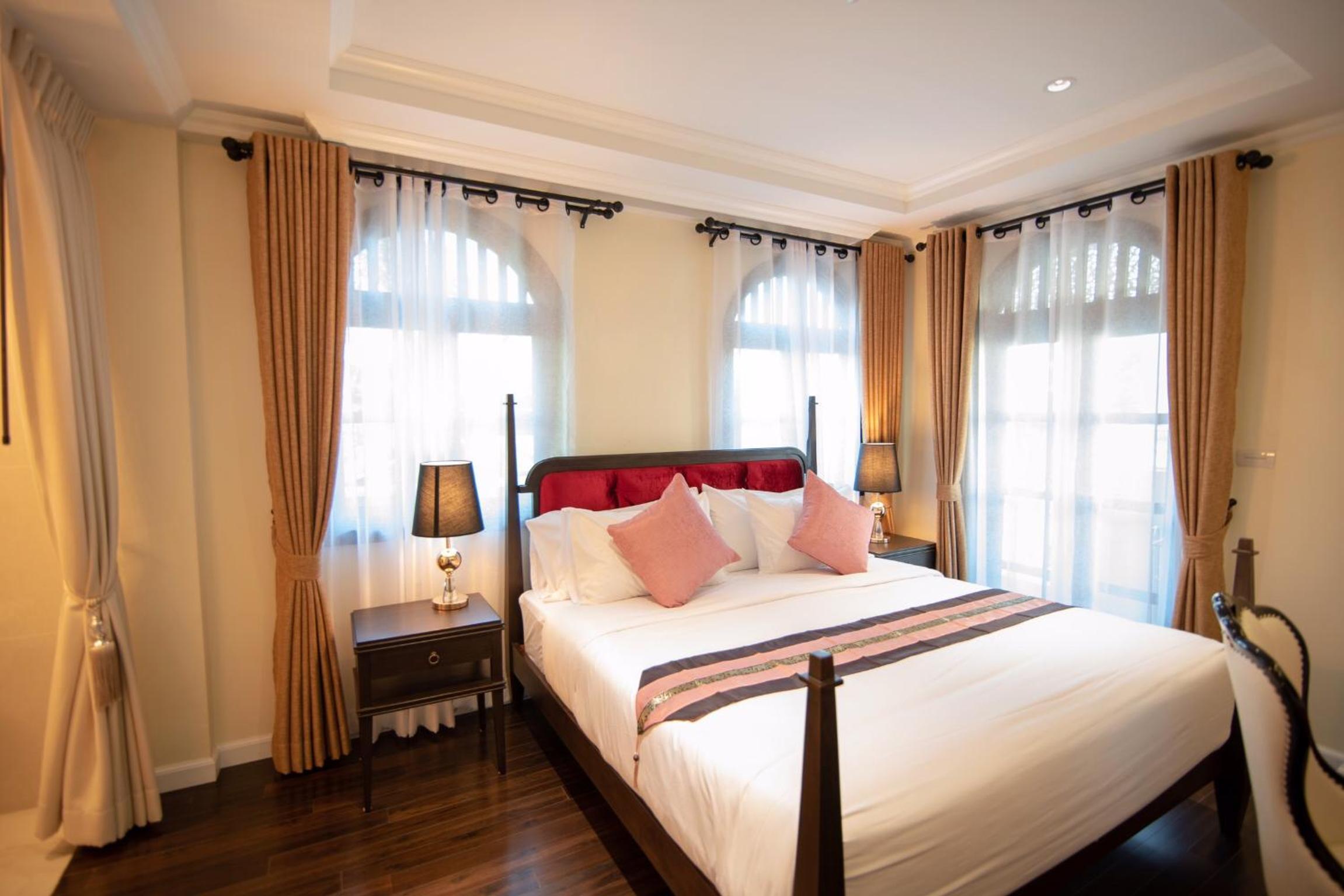 Deluxe Double Room with Bath - Photo 12