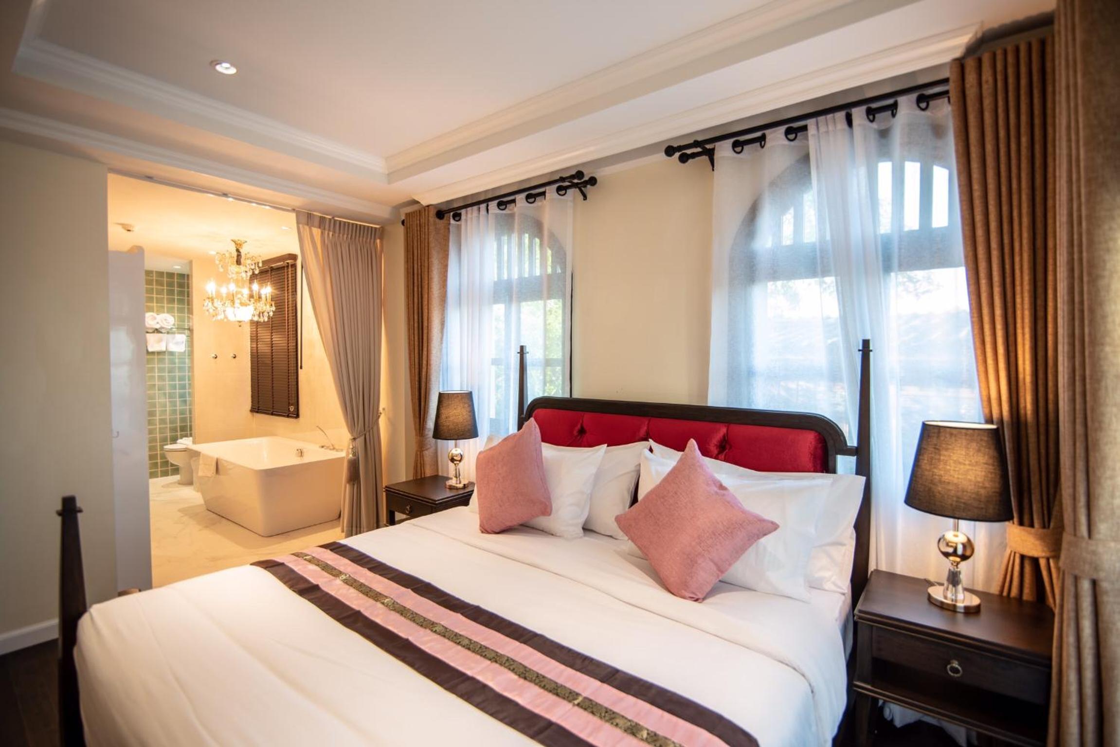Deluxe Double Room with Bath - Photo 1