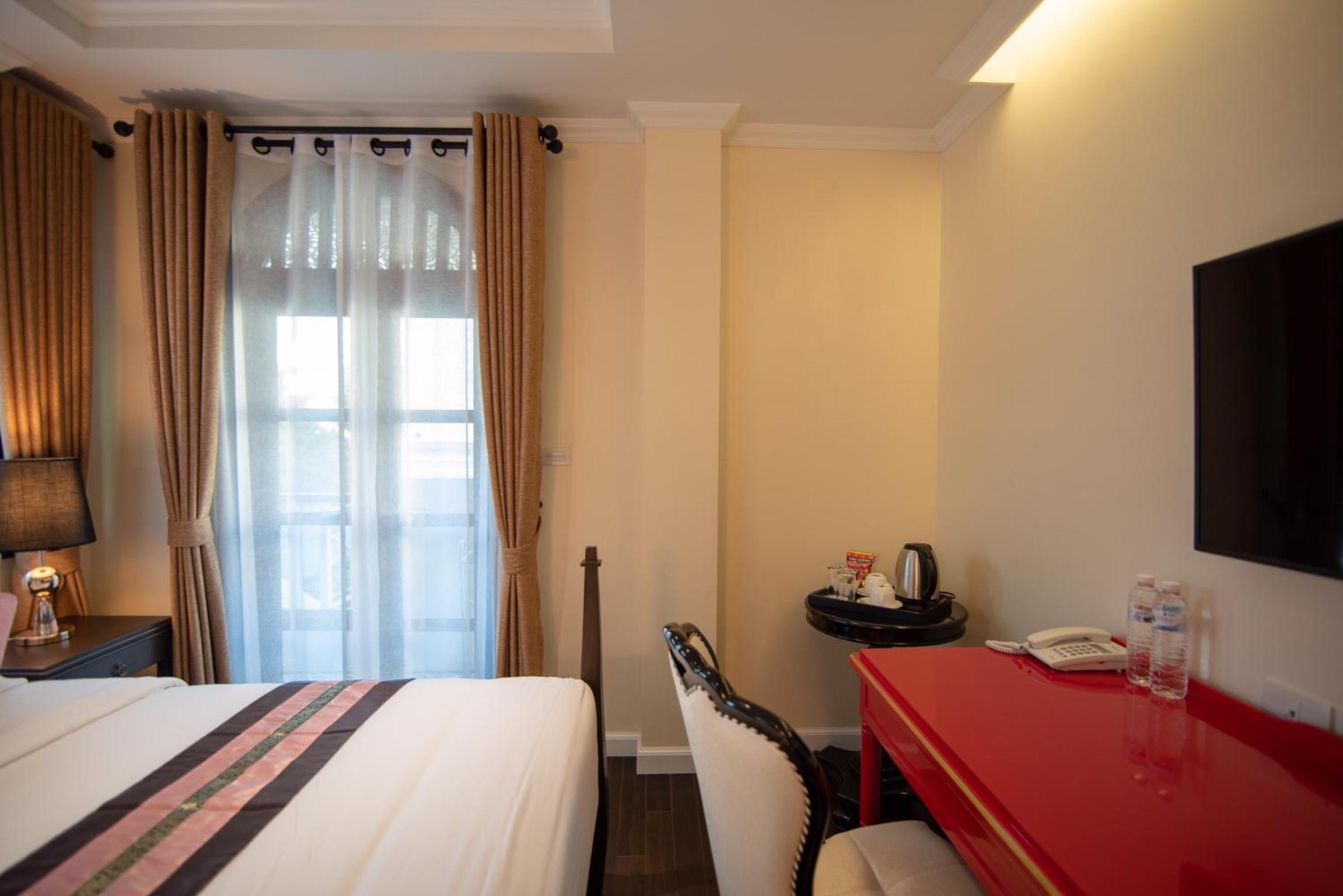Deluxe Double Room with Bath - Photo 3