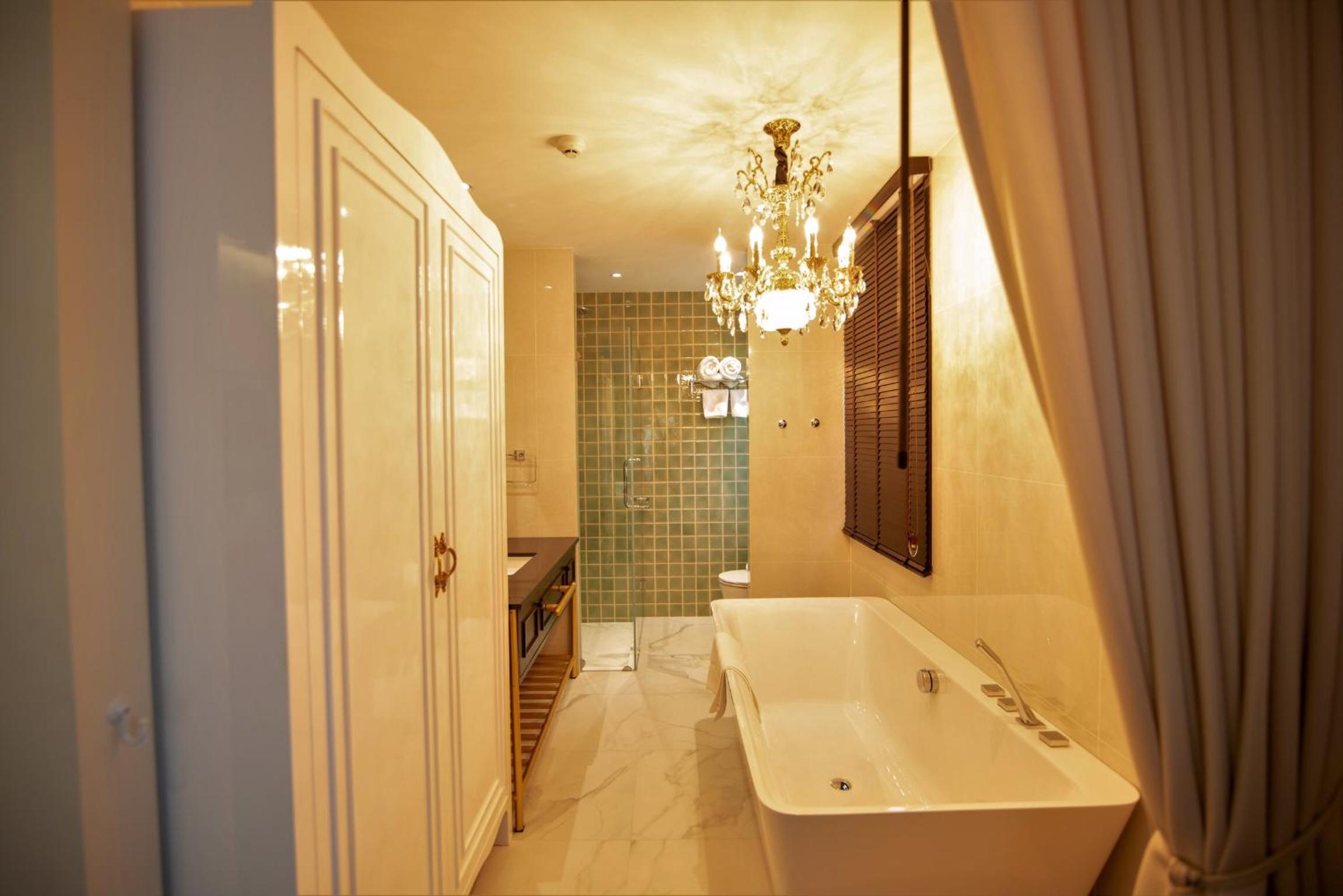 Deluxe Double Room with Bath - Photo 8