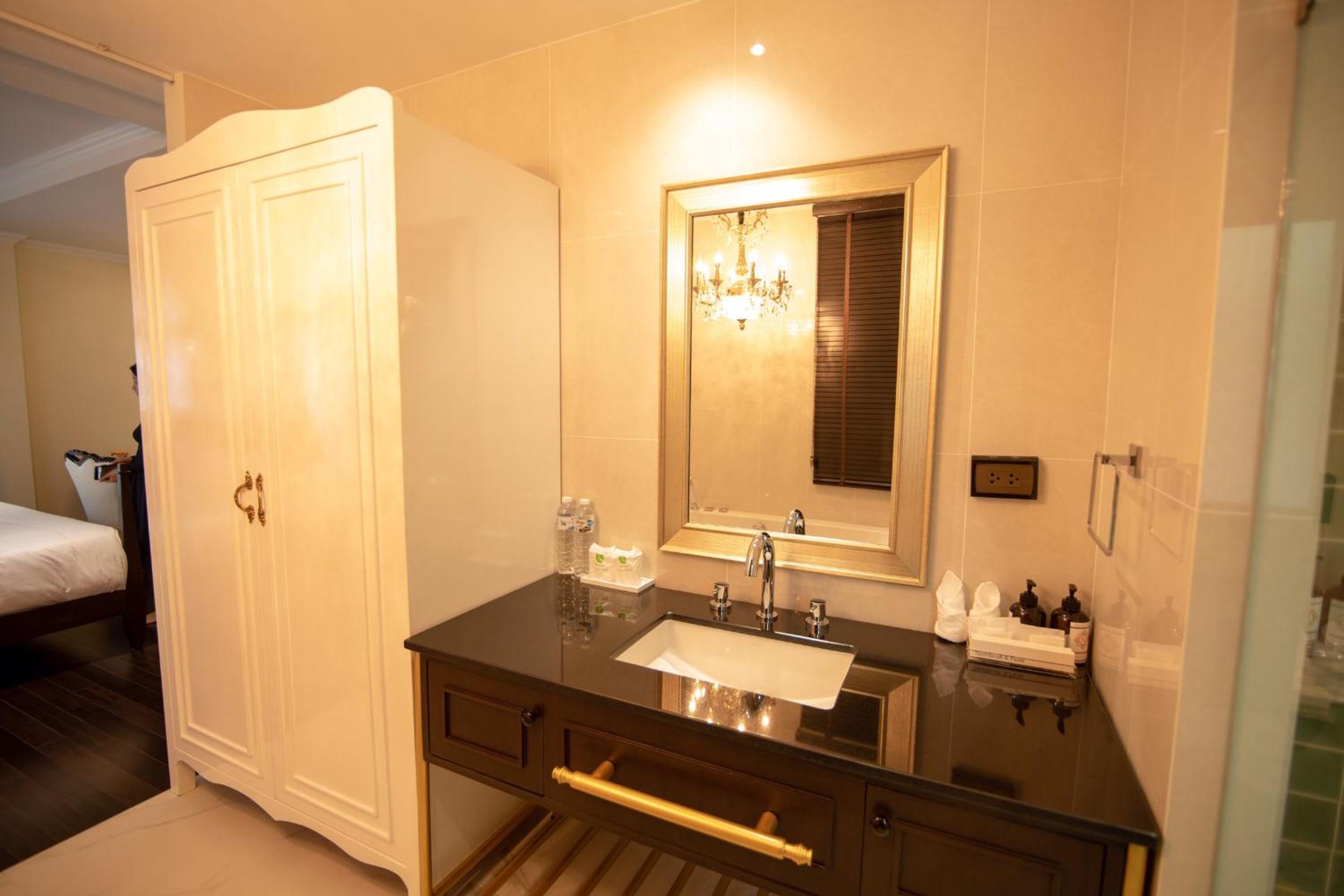 Deluxe Double Room with Bath - Photo 7