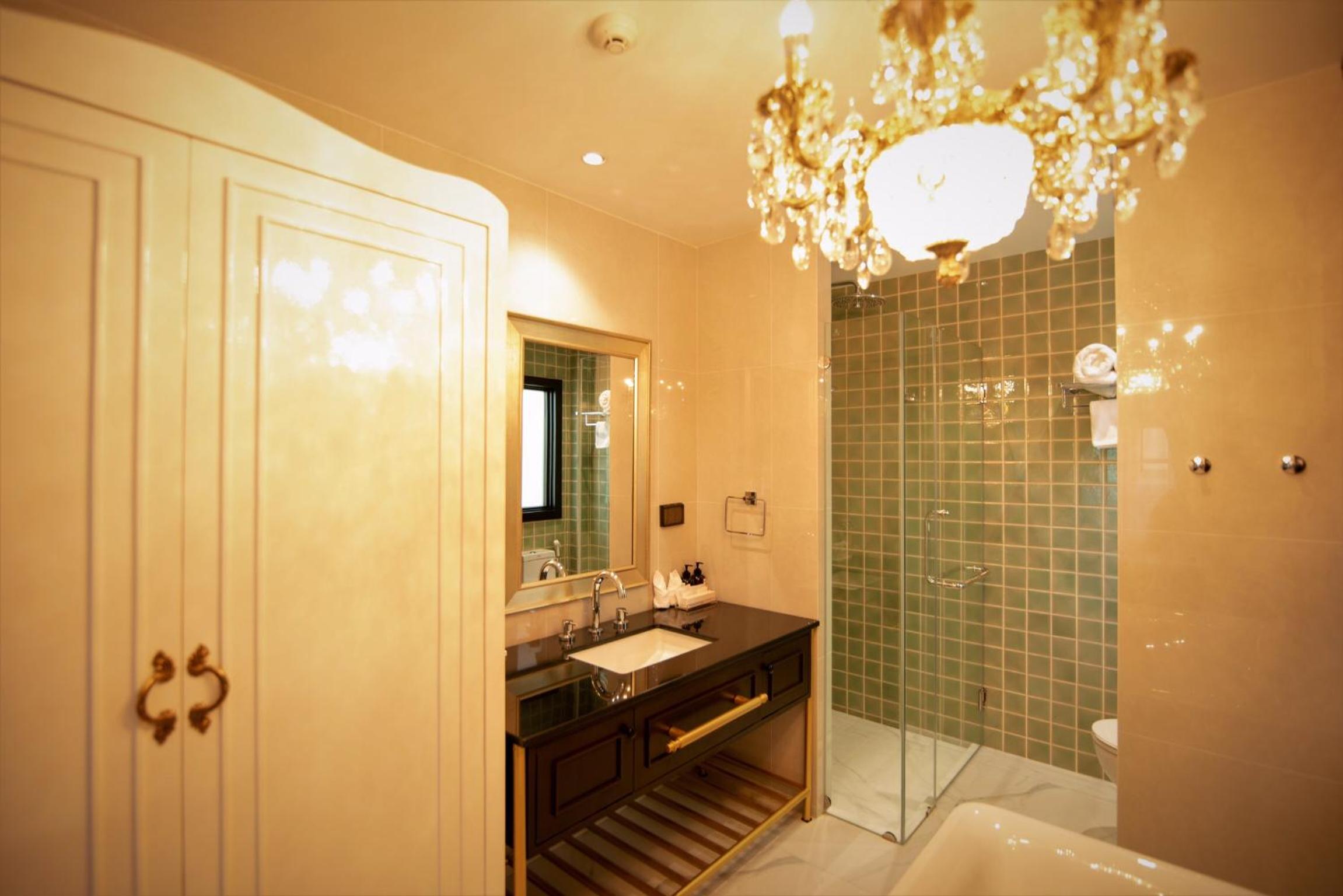 Deluxe Double Room with Bath - Photo 6