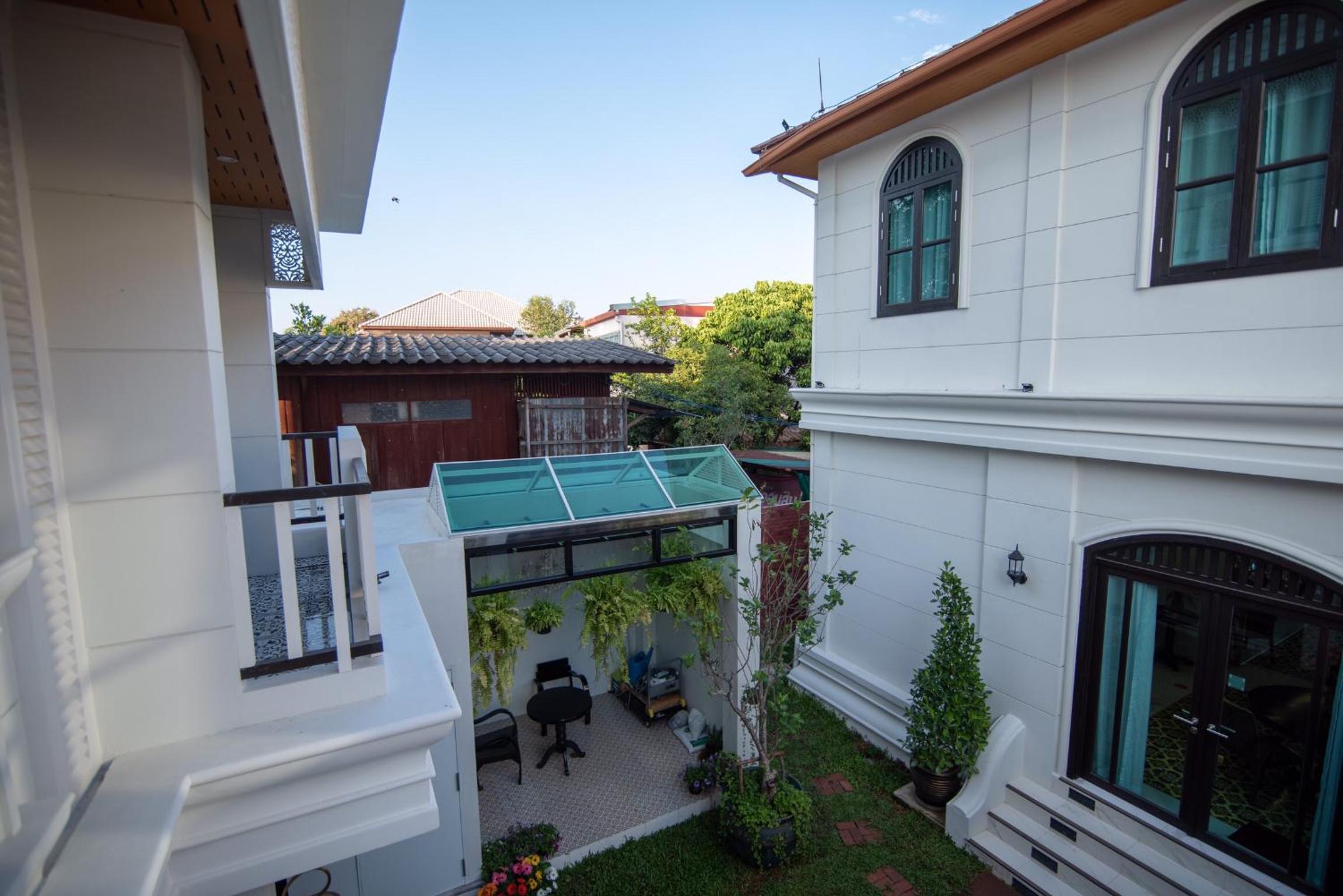 Deluxe Double Room with Balcony - Photo 11