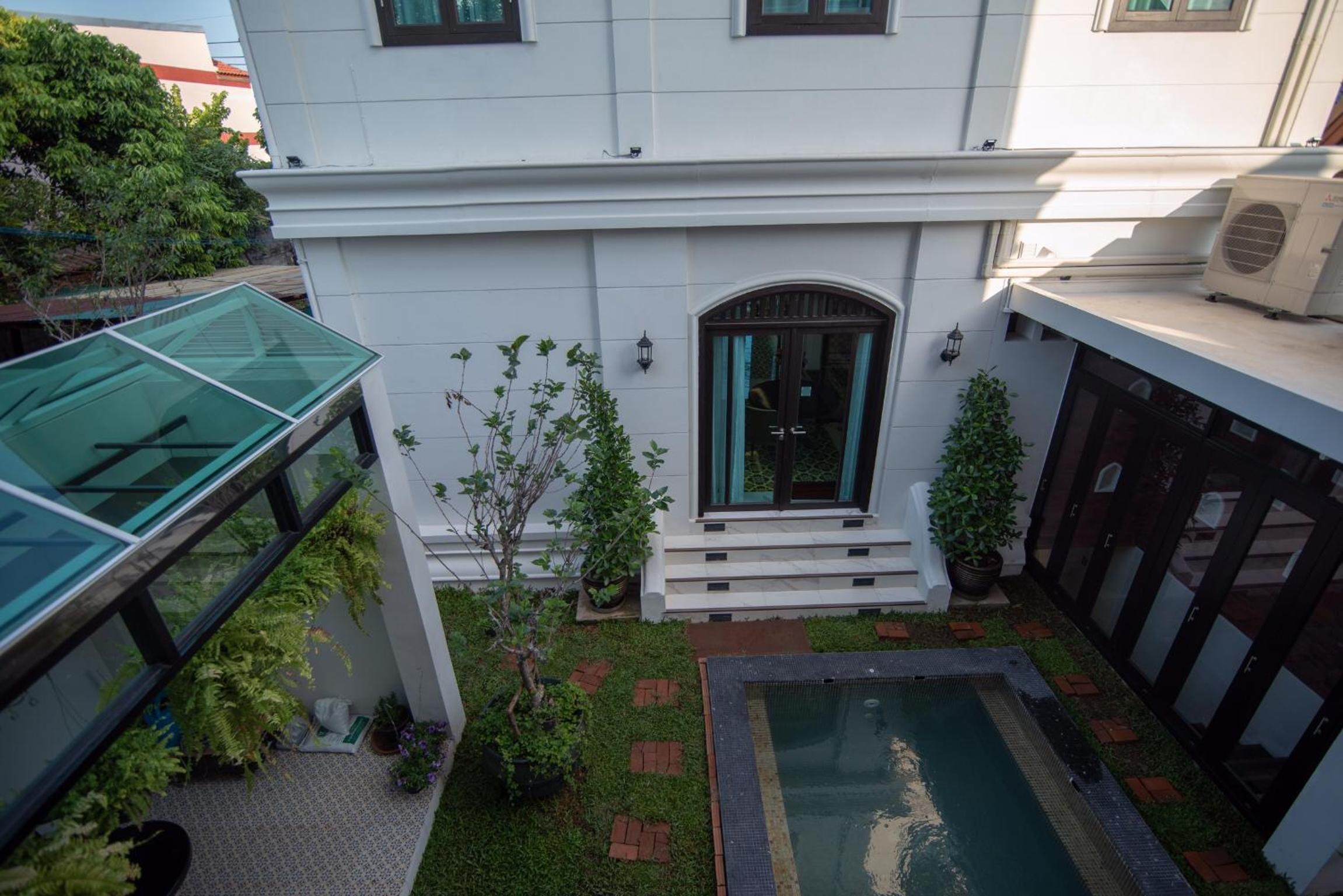 Deluxe Double Room with Balcony - Photo 4